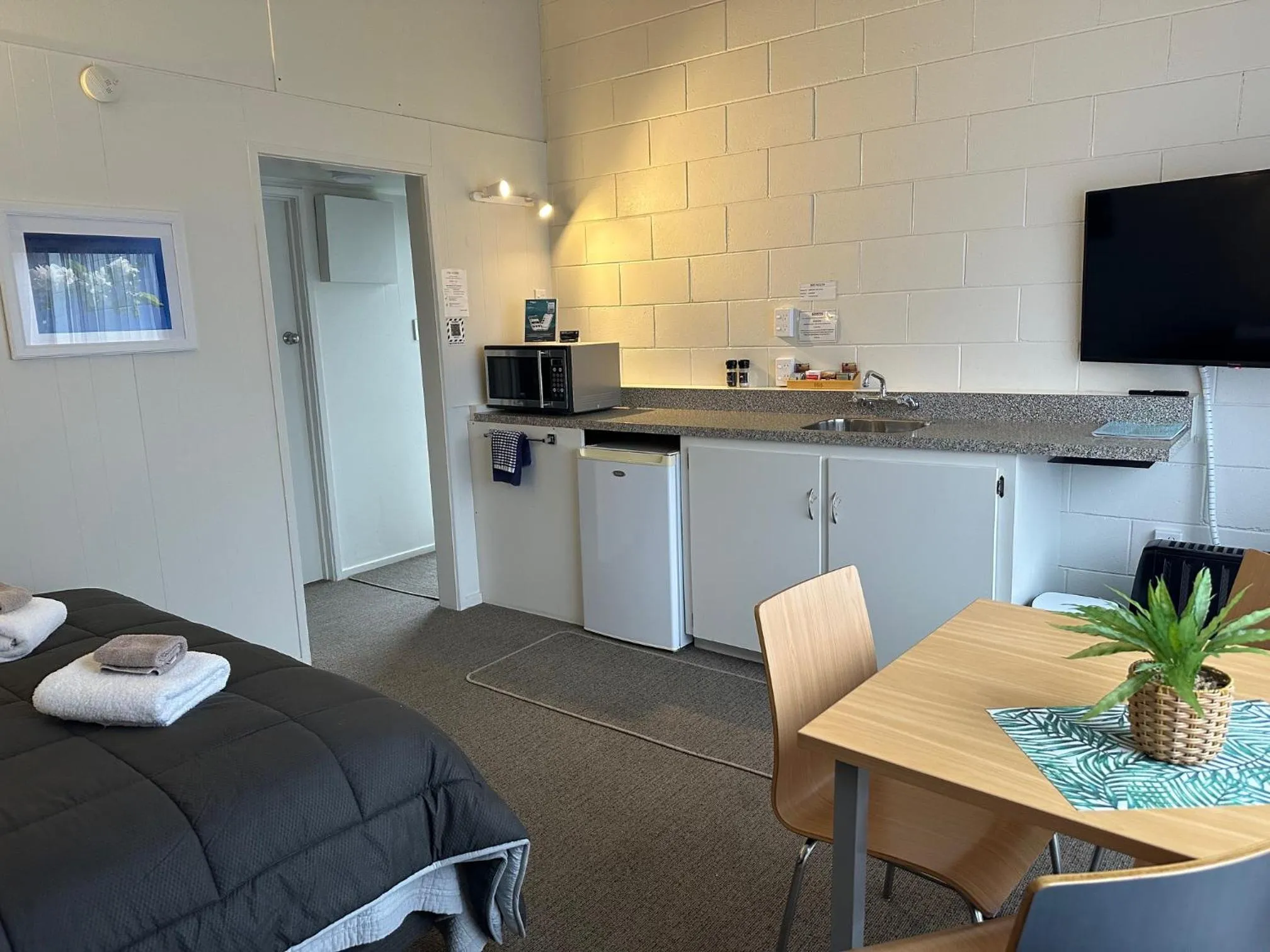 Bed in Anderson Park Motel