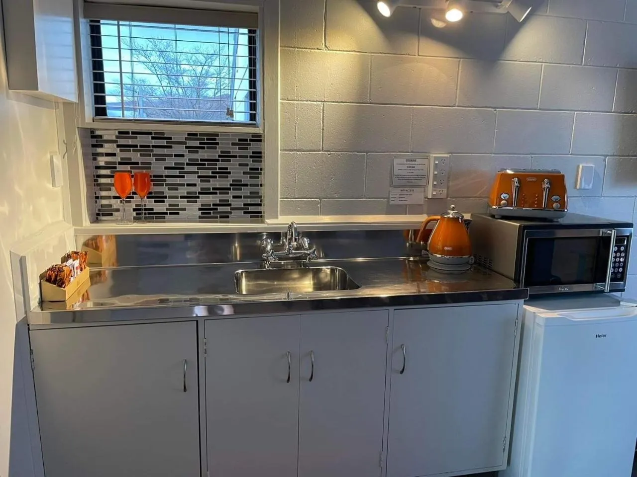 Coffee/tea facilities in Anderson Park Motel