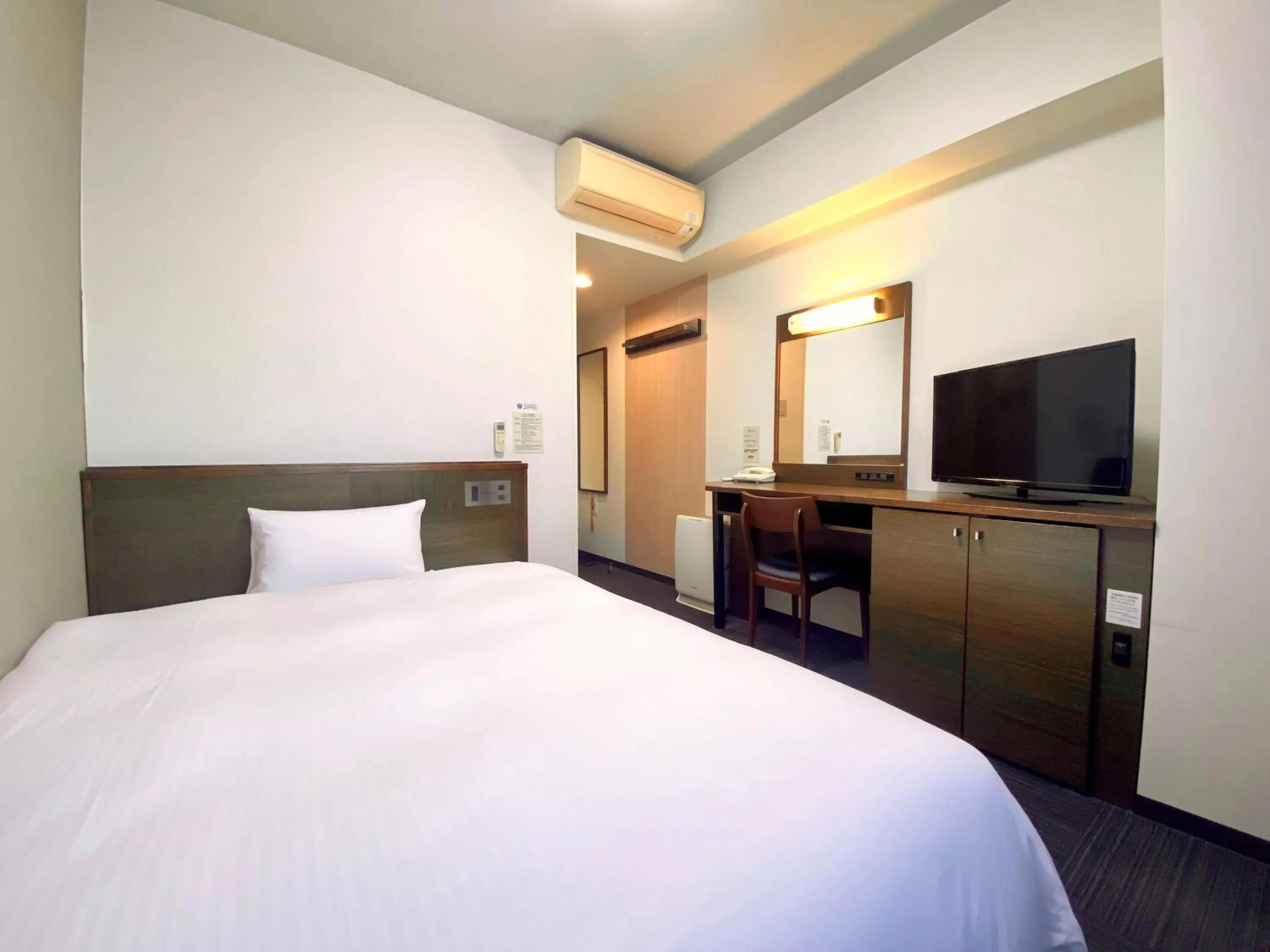 Photo of the whole room, Bed in Hotel Route-Inn Ashikaga Ekimae