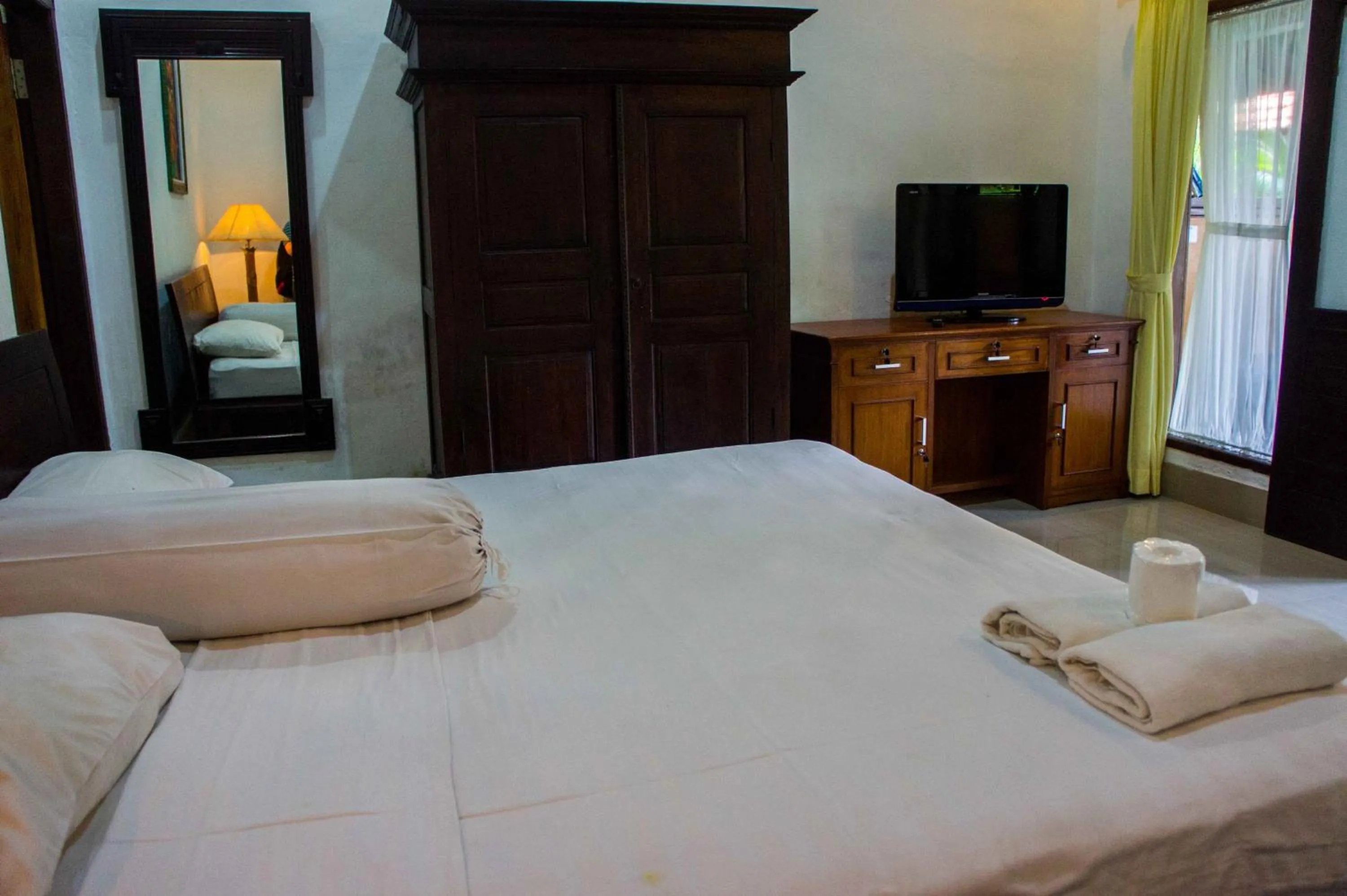 TV and multimedia, Bed in Putu Guest House