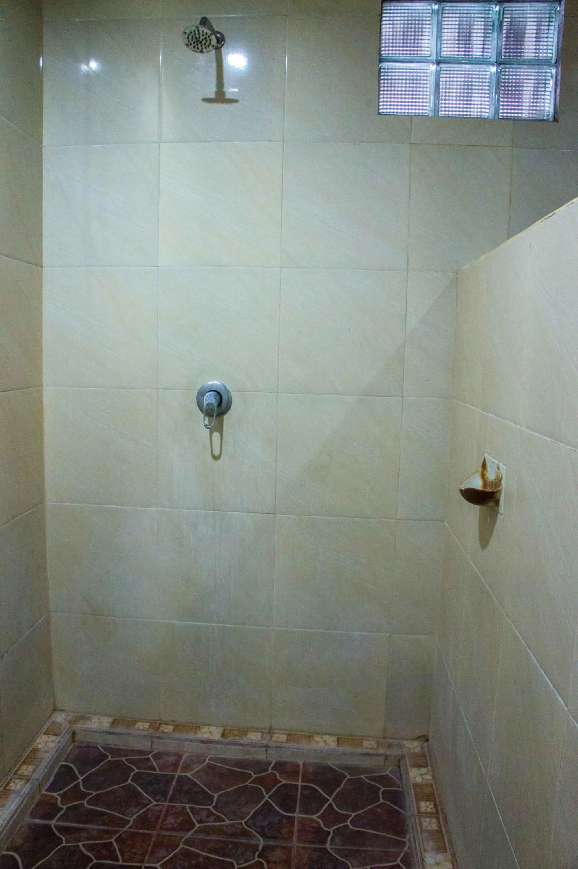 Shower in Putu Guest House