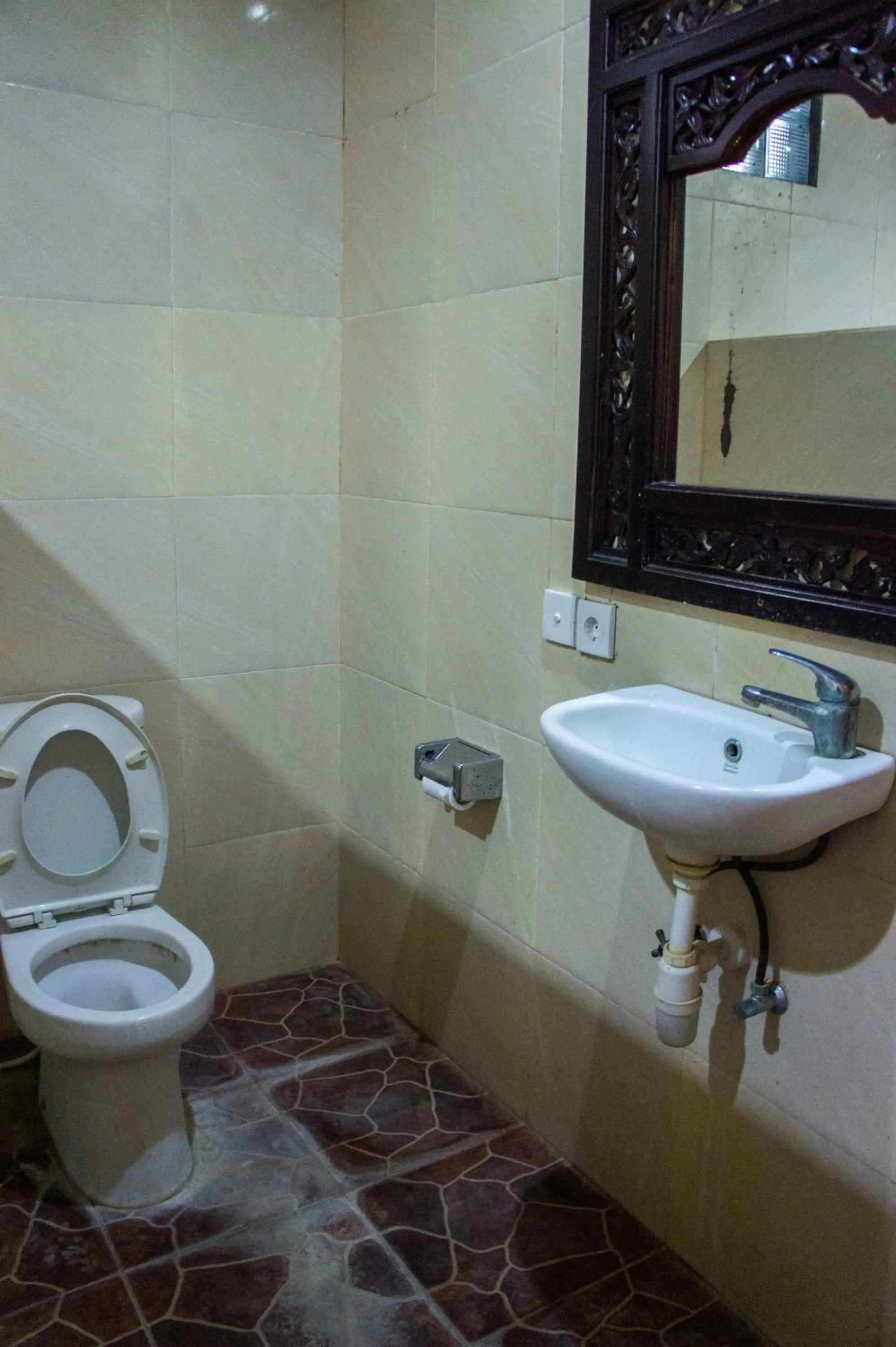 Toilet in Putu Guest House