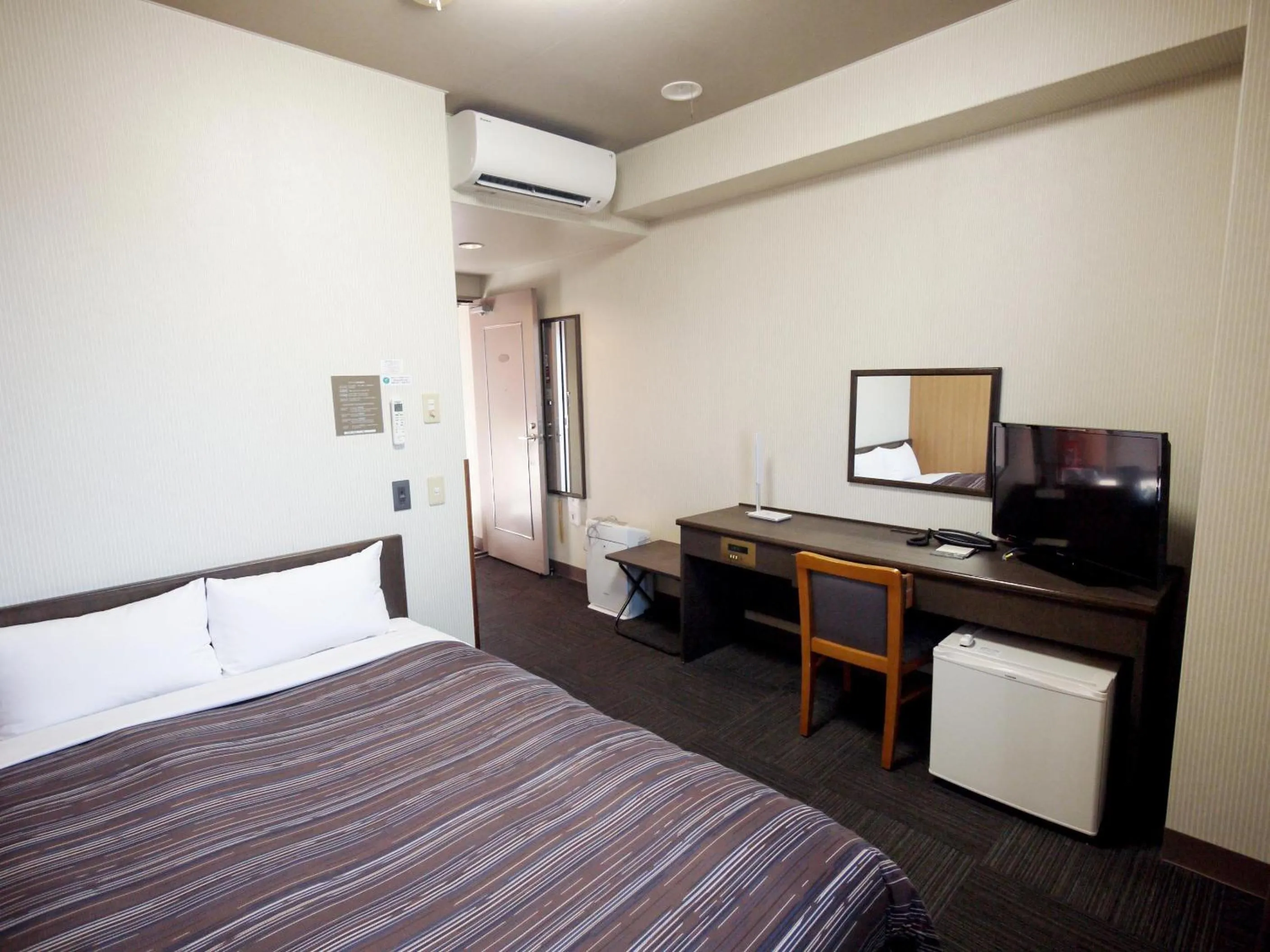 Photo of the whole room, Bed in Hotel Route-Inn Court Minami Matsumoto