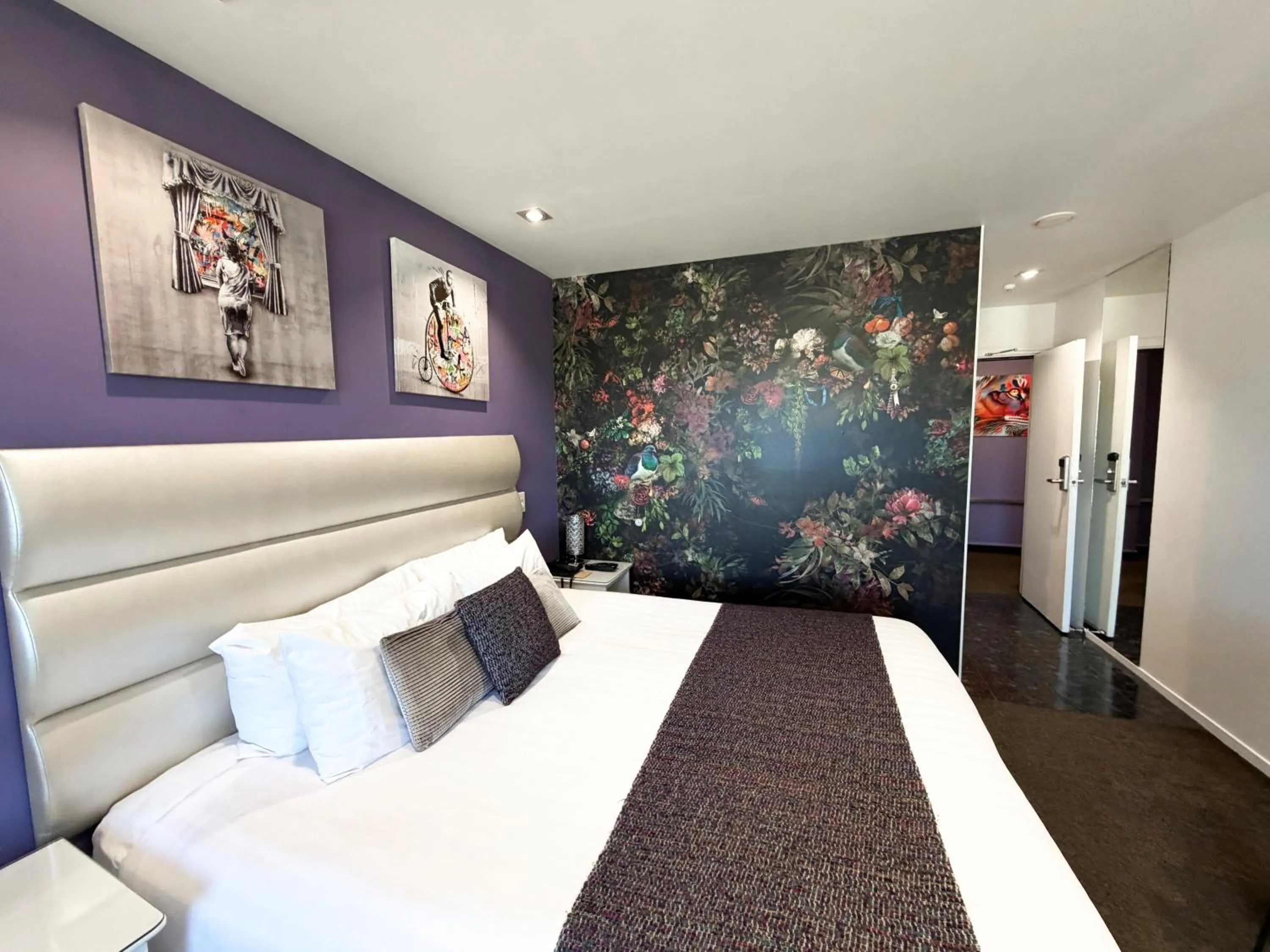 Bedroom, Bed in Tides Hotel