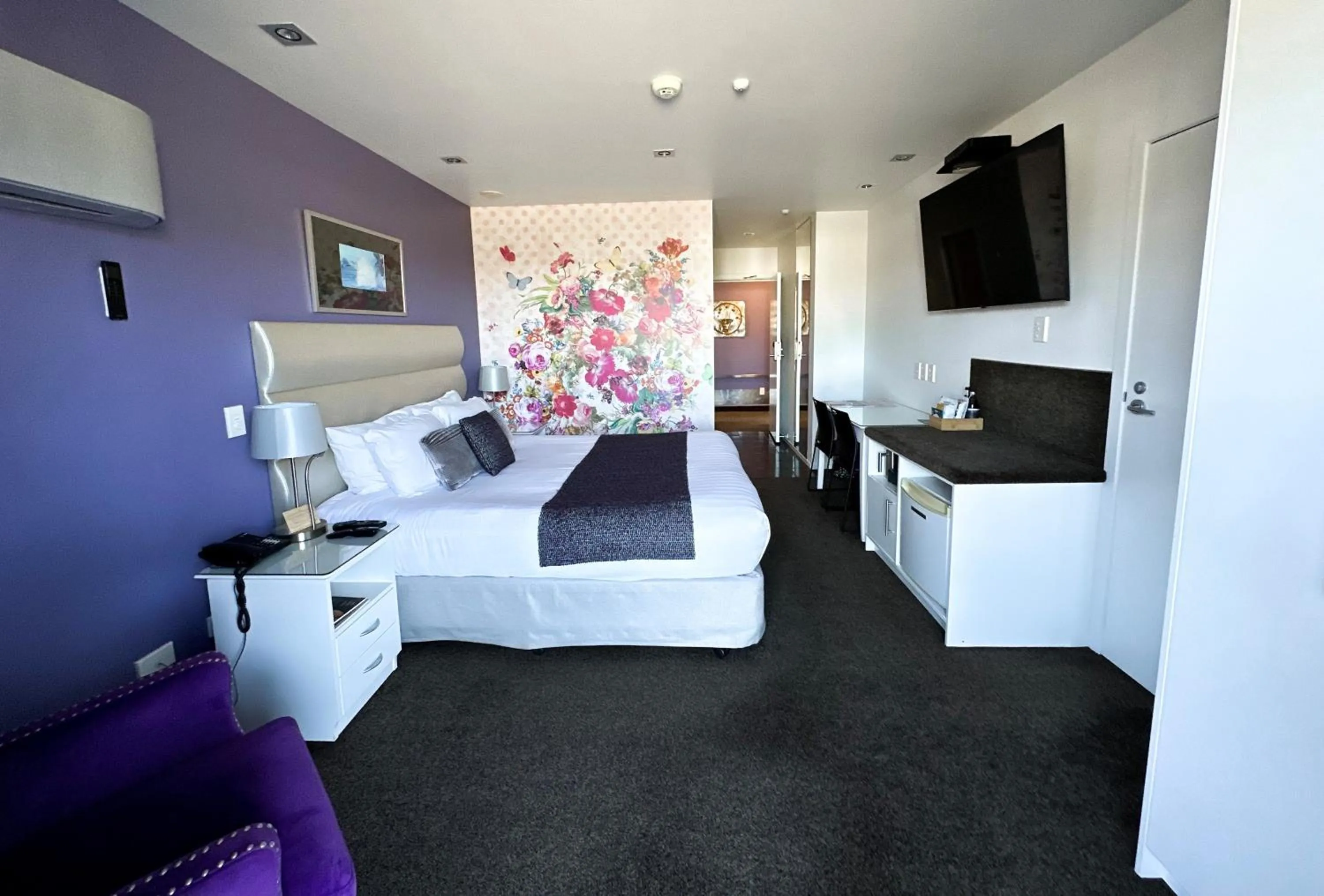 Bedroom, Bed in Tides Hotel