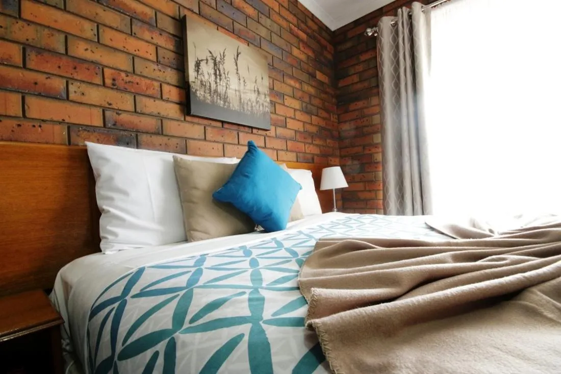 Bed in Golden Palms Motel