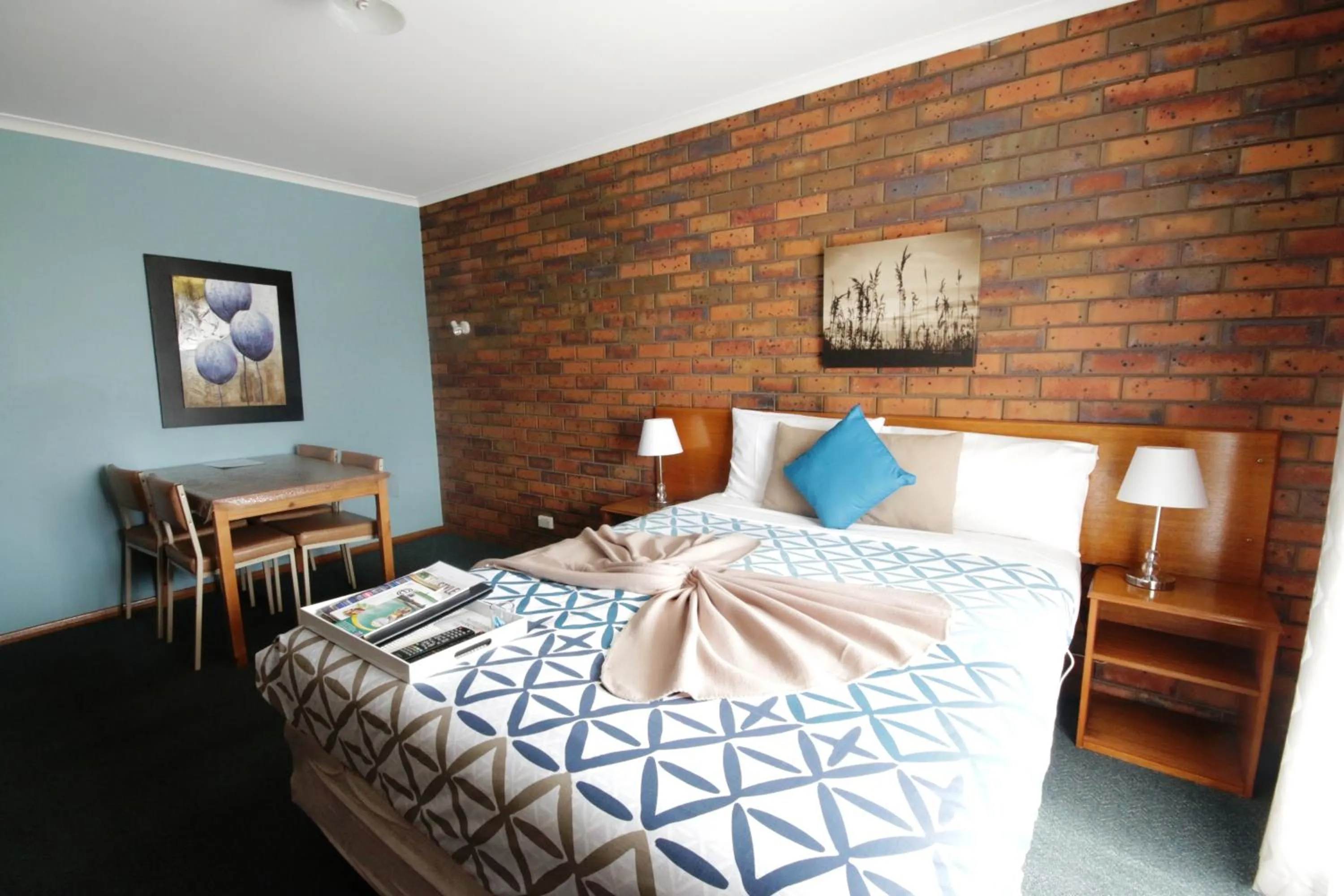 Bed in Golden Palms Motel