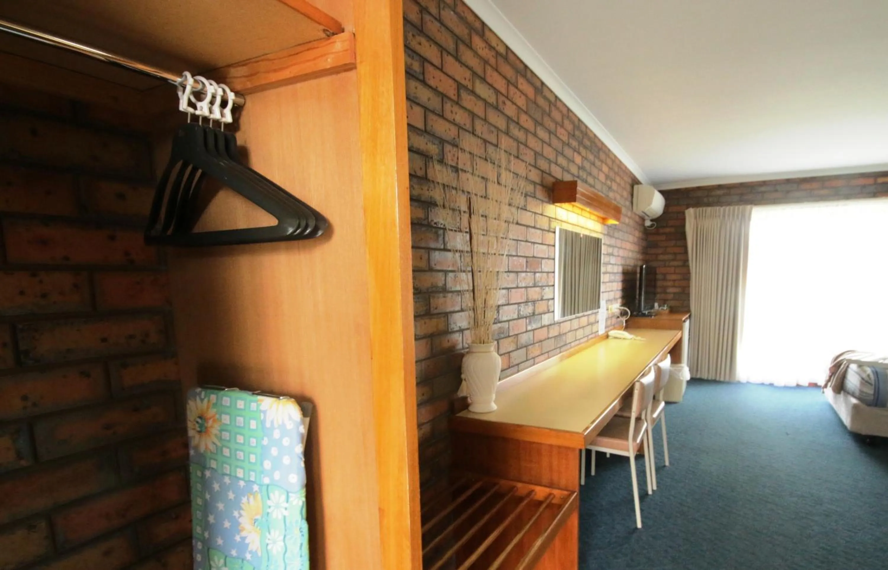 Seating area, Bed in Golden Palms Motel