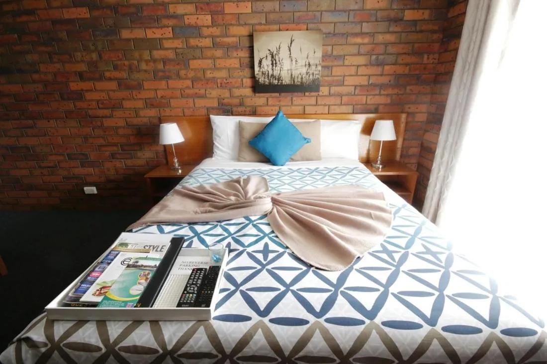 Bed in Golden Palms Motel