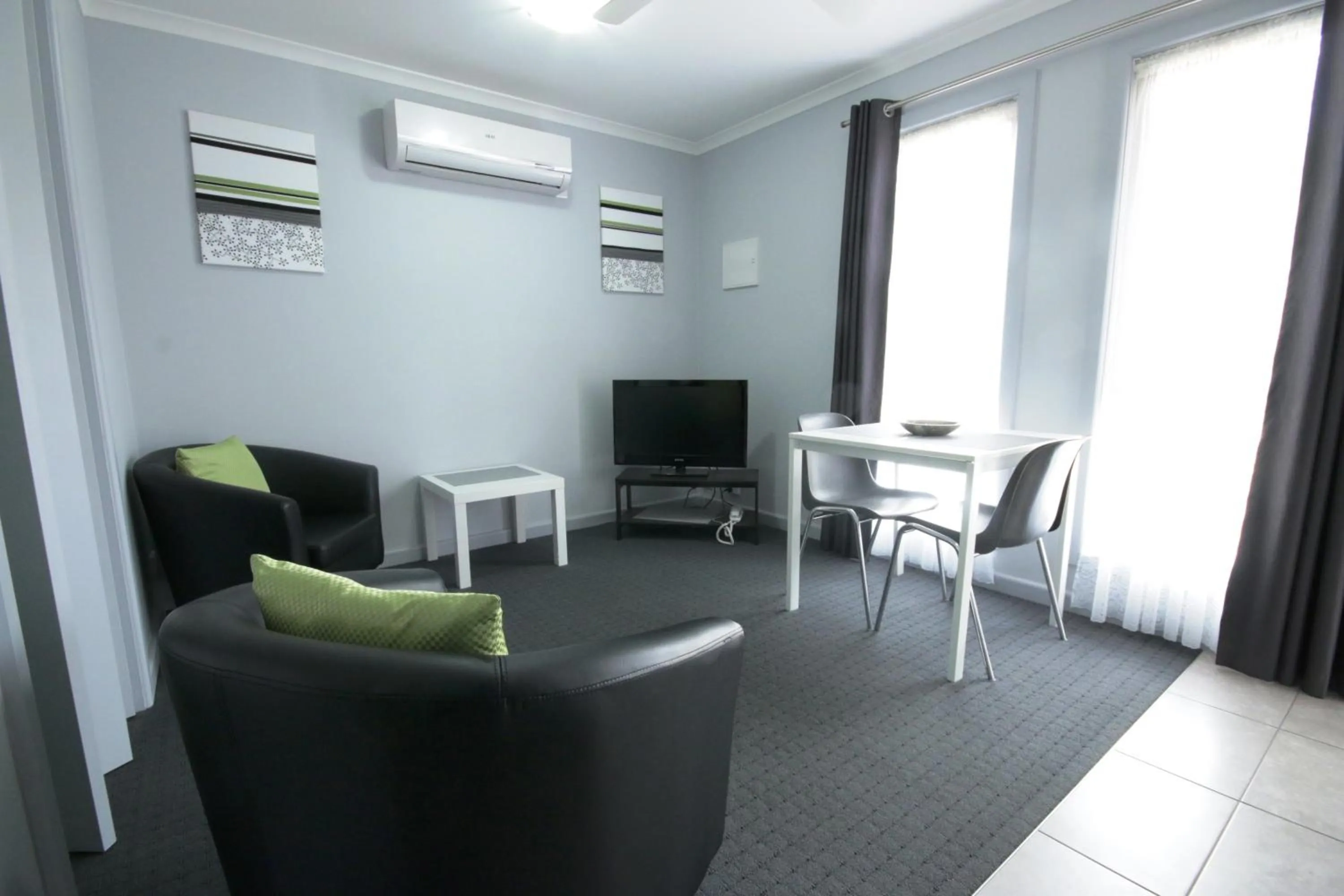 Dining area in Golden Palms Motel