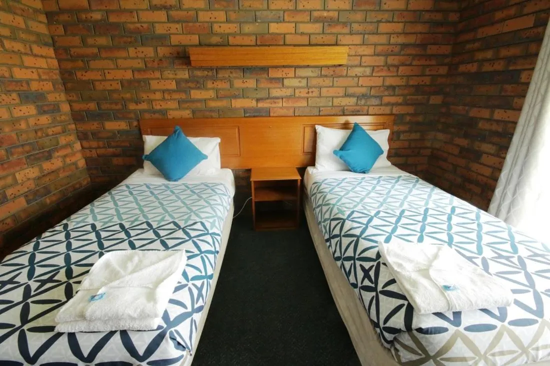 Bed in Golden Palms Motel