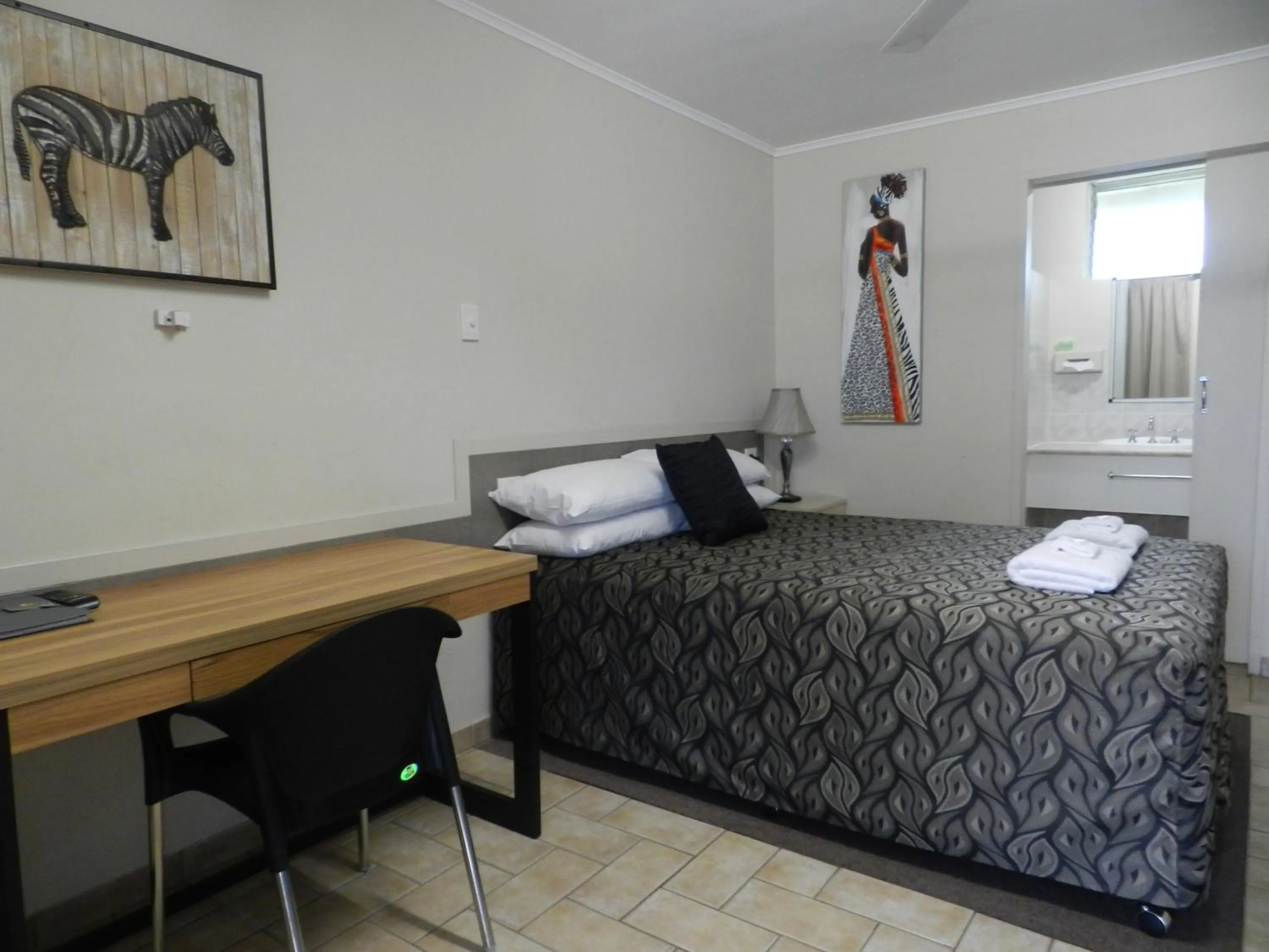 Photo of the whole room, Bed in Golden Palms Motor Inn