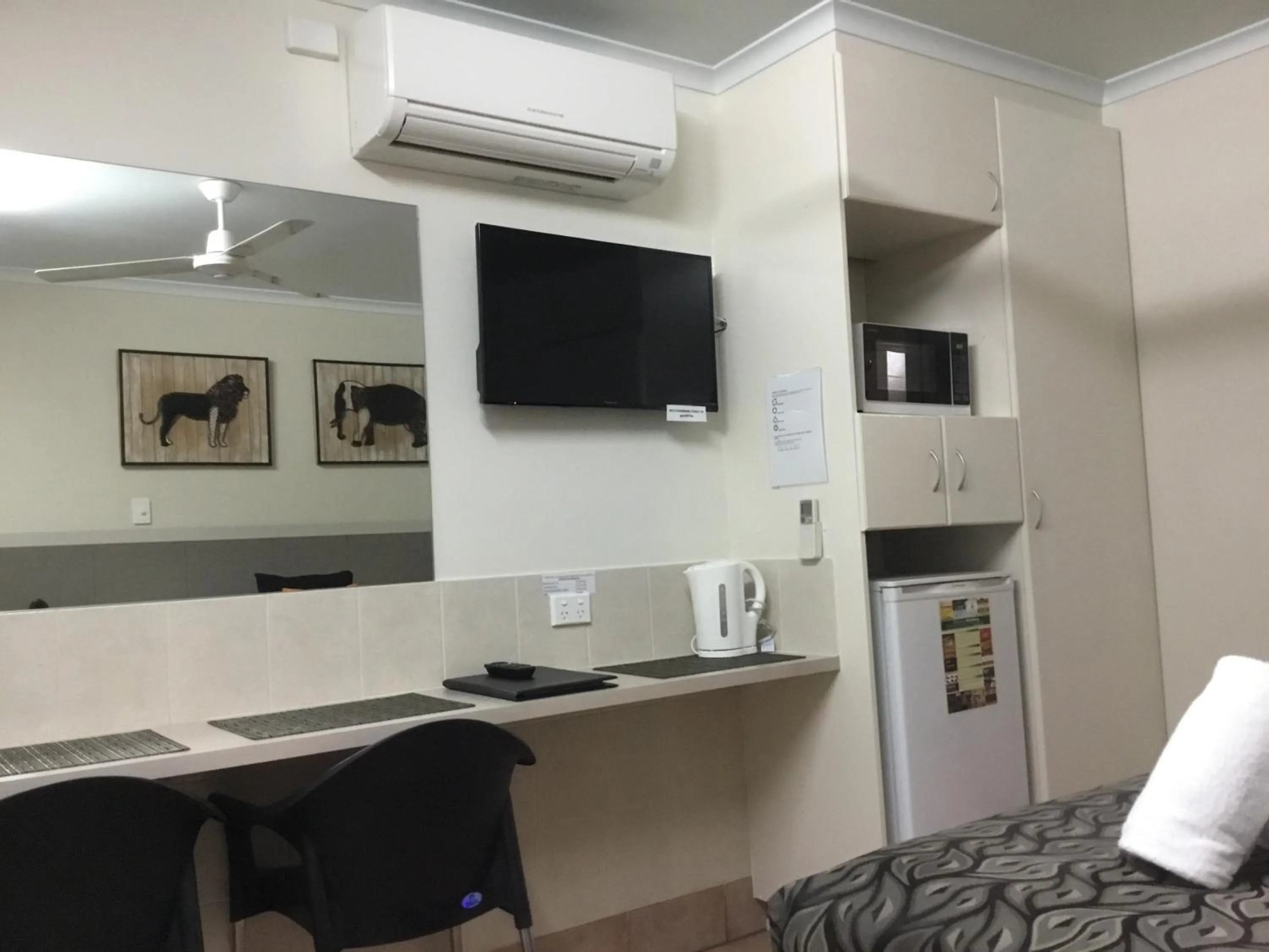 Photo of the whole room in Golden Palms Motor Inn