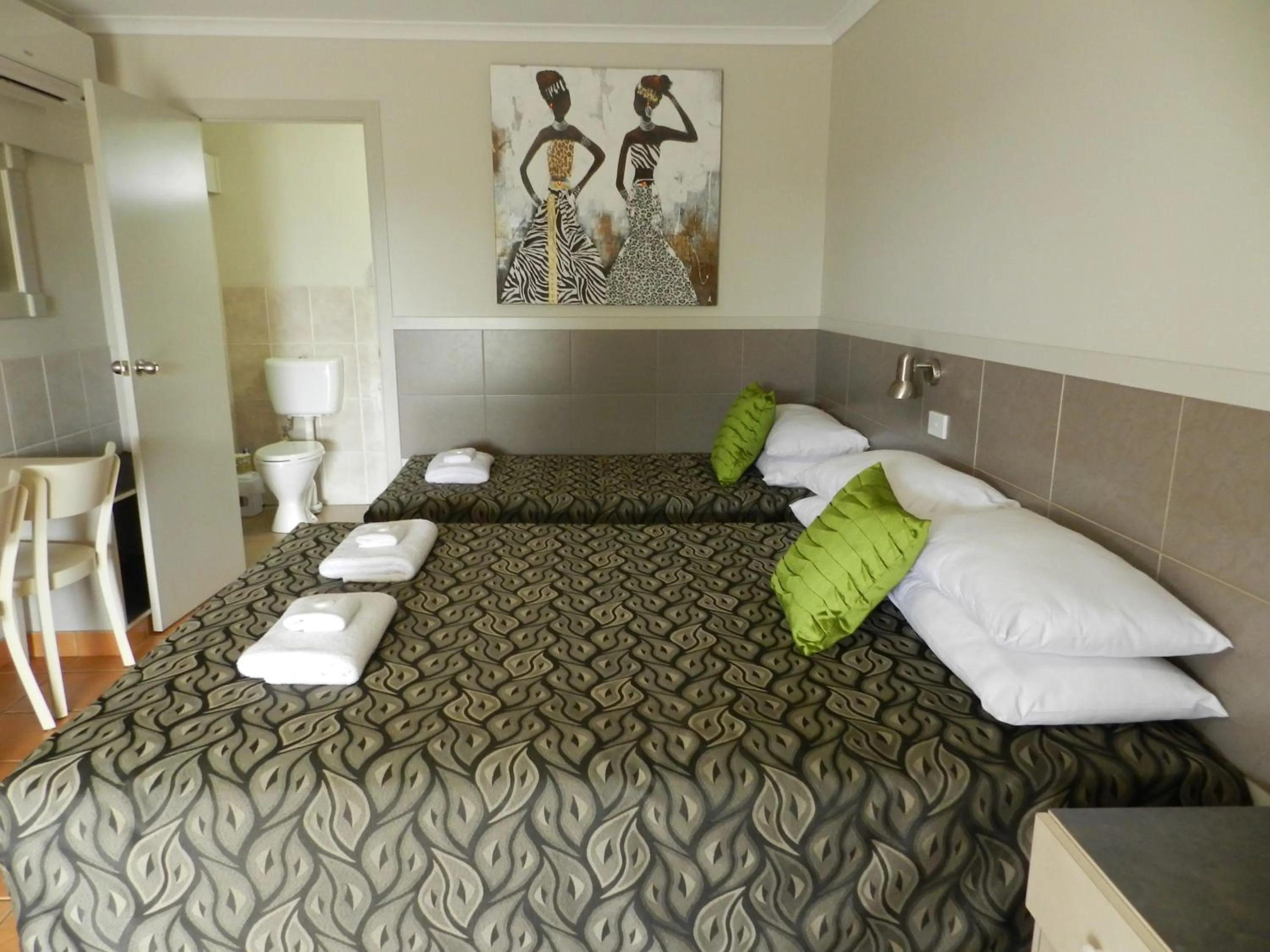 Photo of the whole room, Bed in Golden Palms Motor Inn