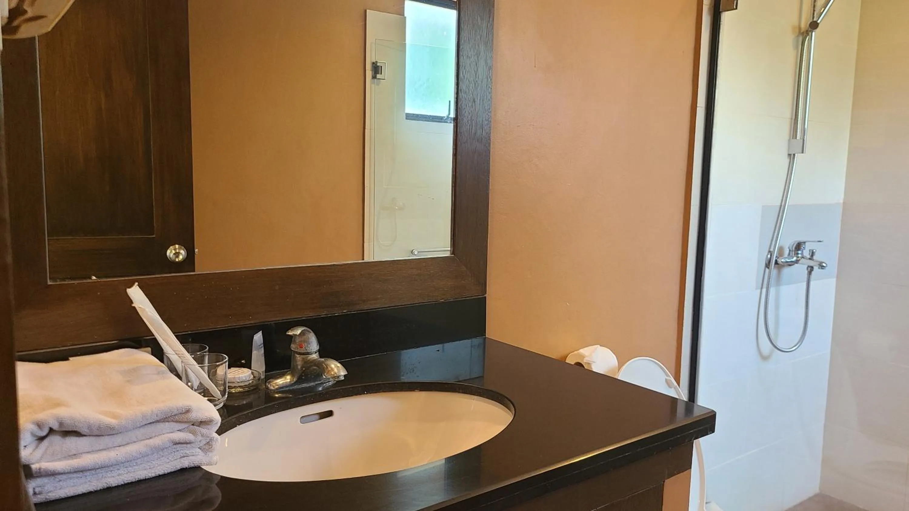 Shower in Coralpoint Gardens Suites & Residences