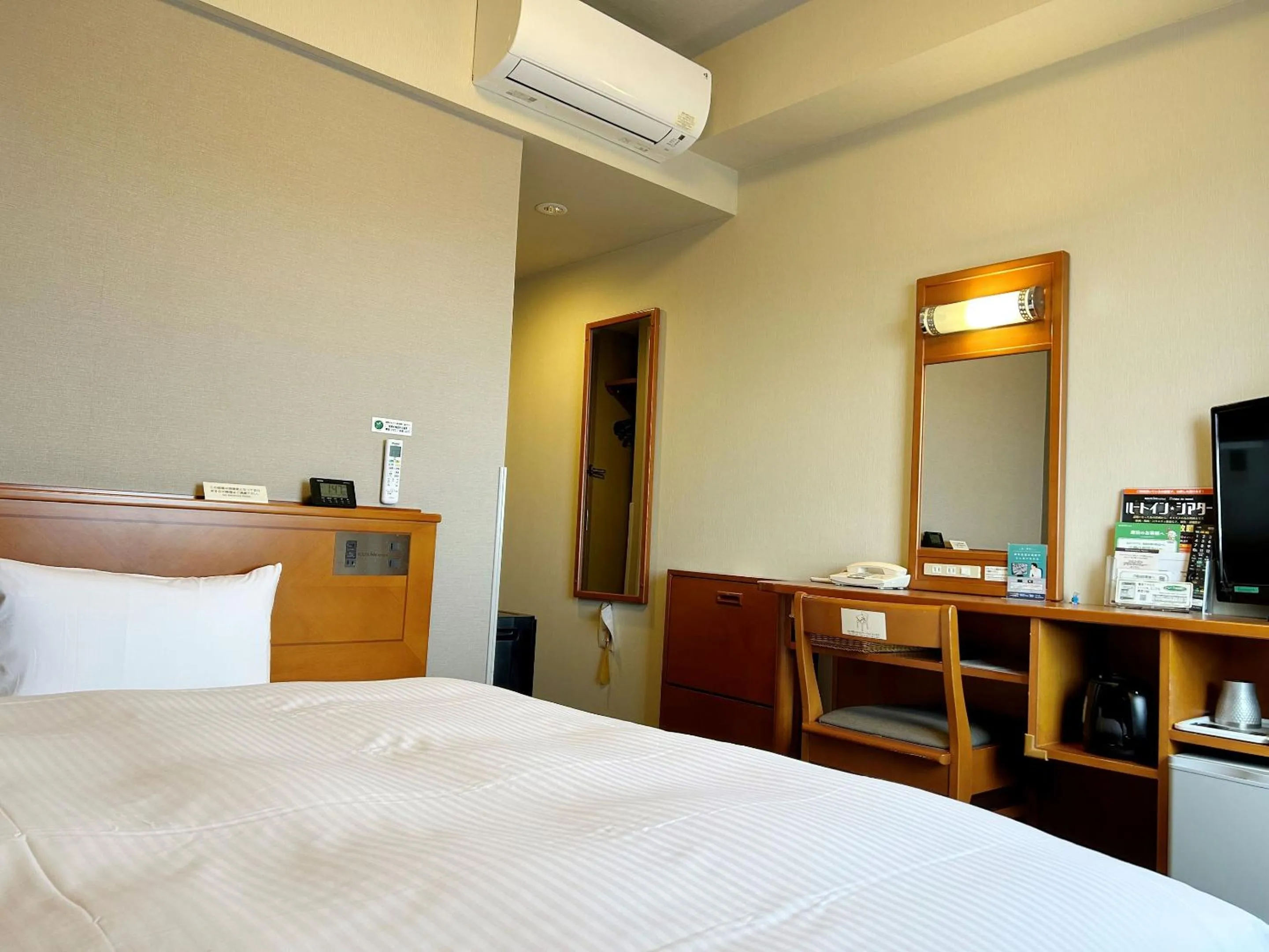 Photo of the whole room, Bed in Hotel Route-Inn Chiryu -Kokudou 1 Gou-