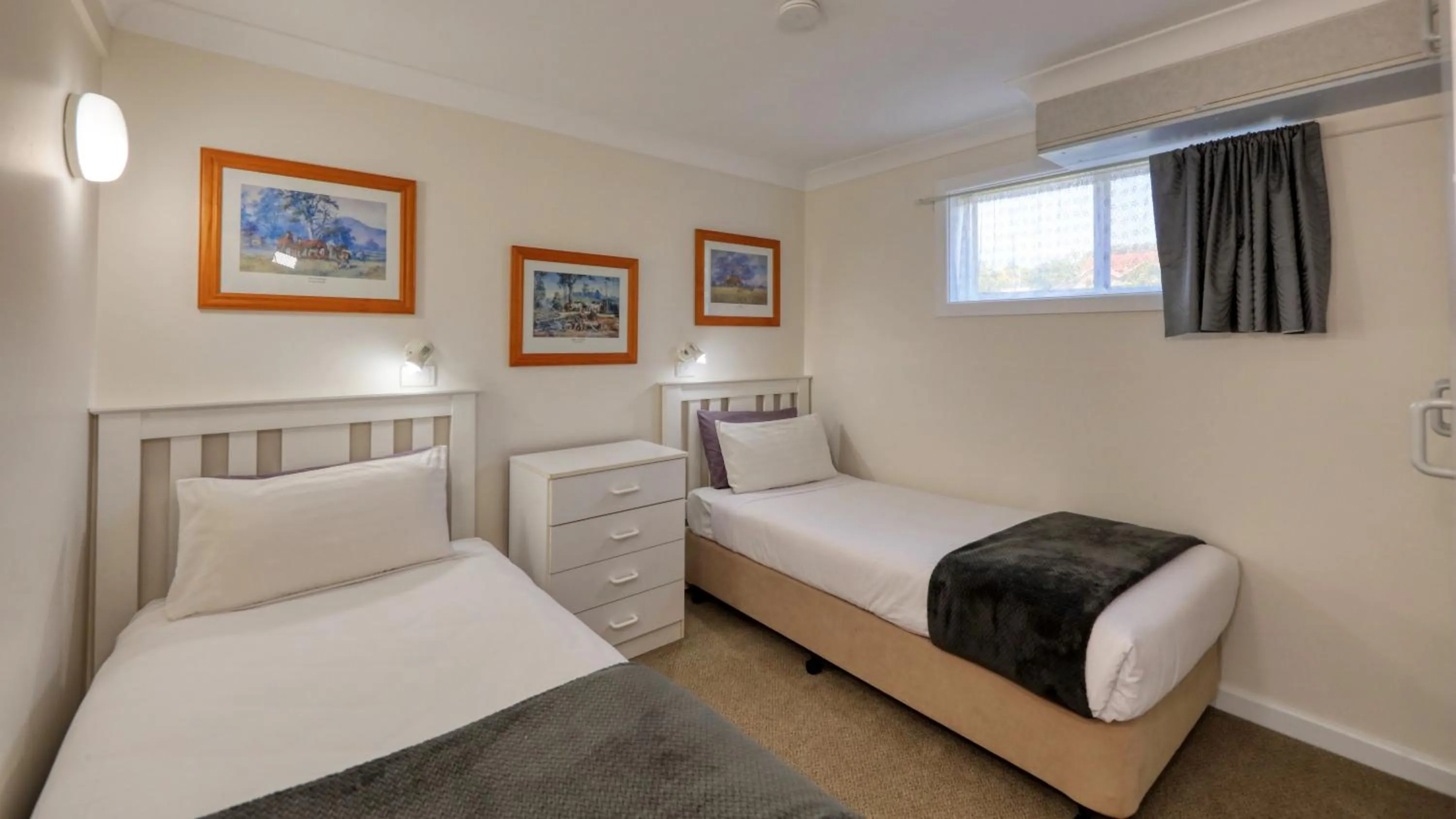 Bed in Tumut Farrington motel