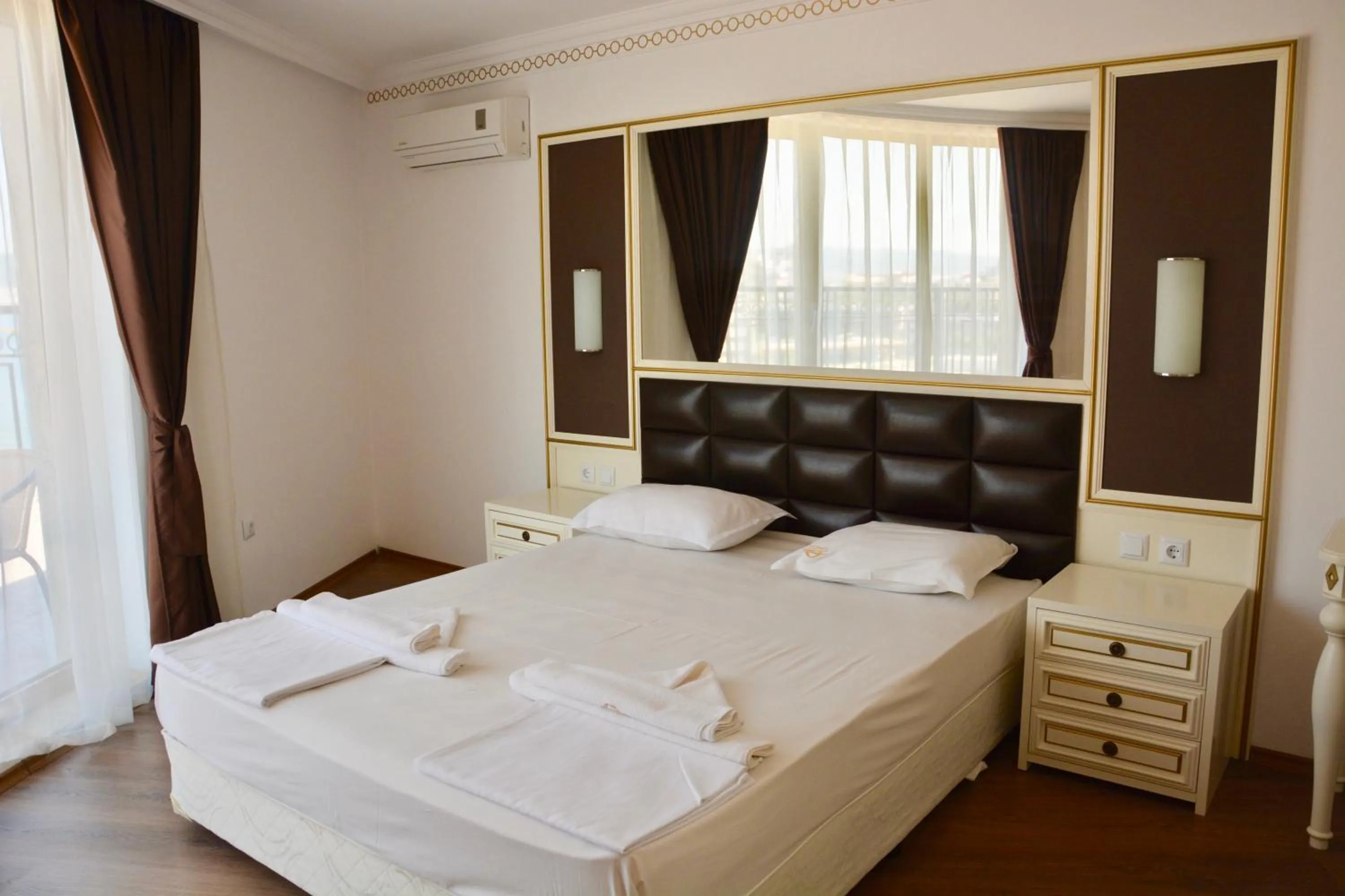 Balcony/Terrace, Bed in Golden Rainbow Beach Hotel