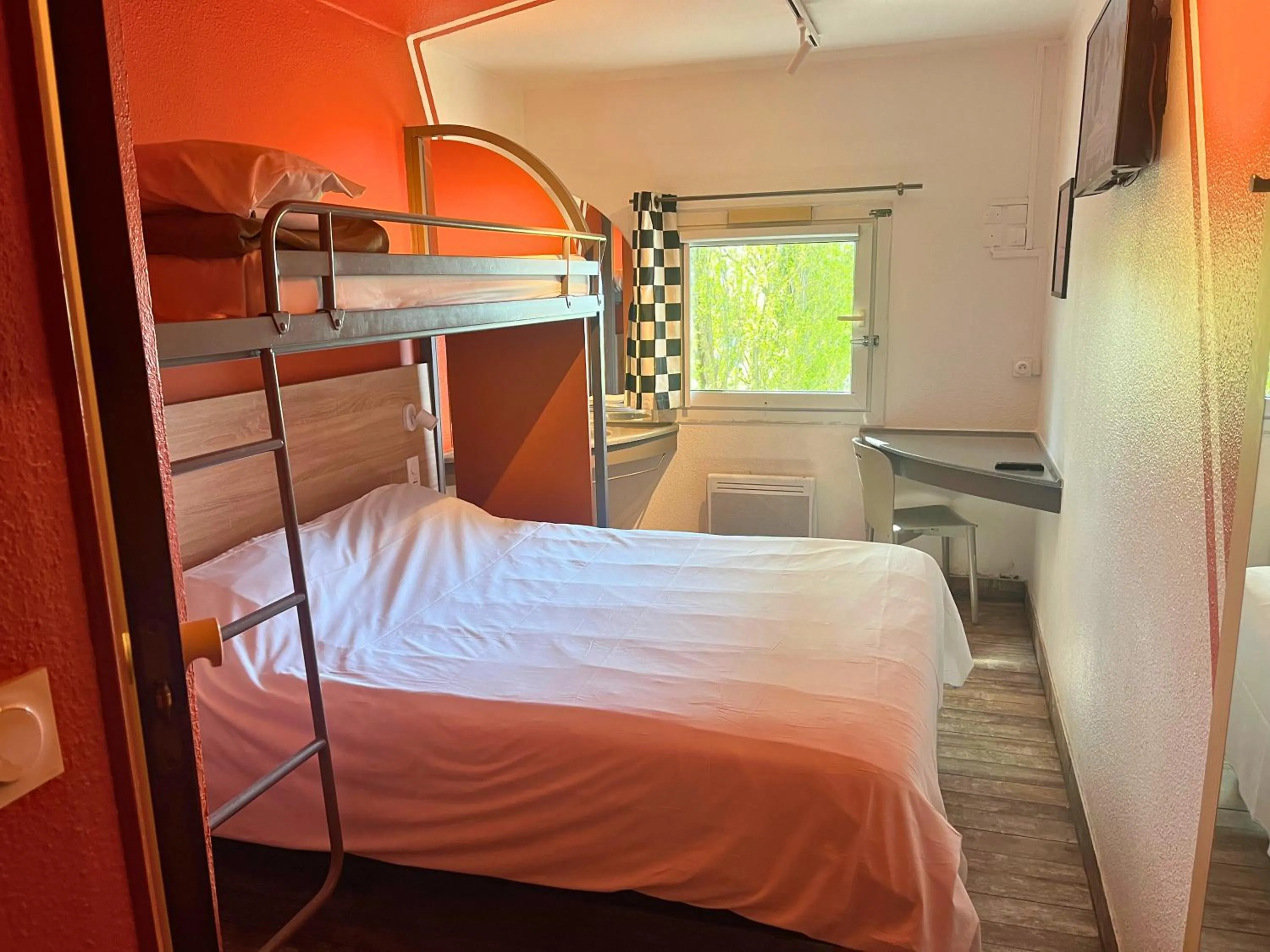 Bed in Egg Hôtel Sarcelles