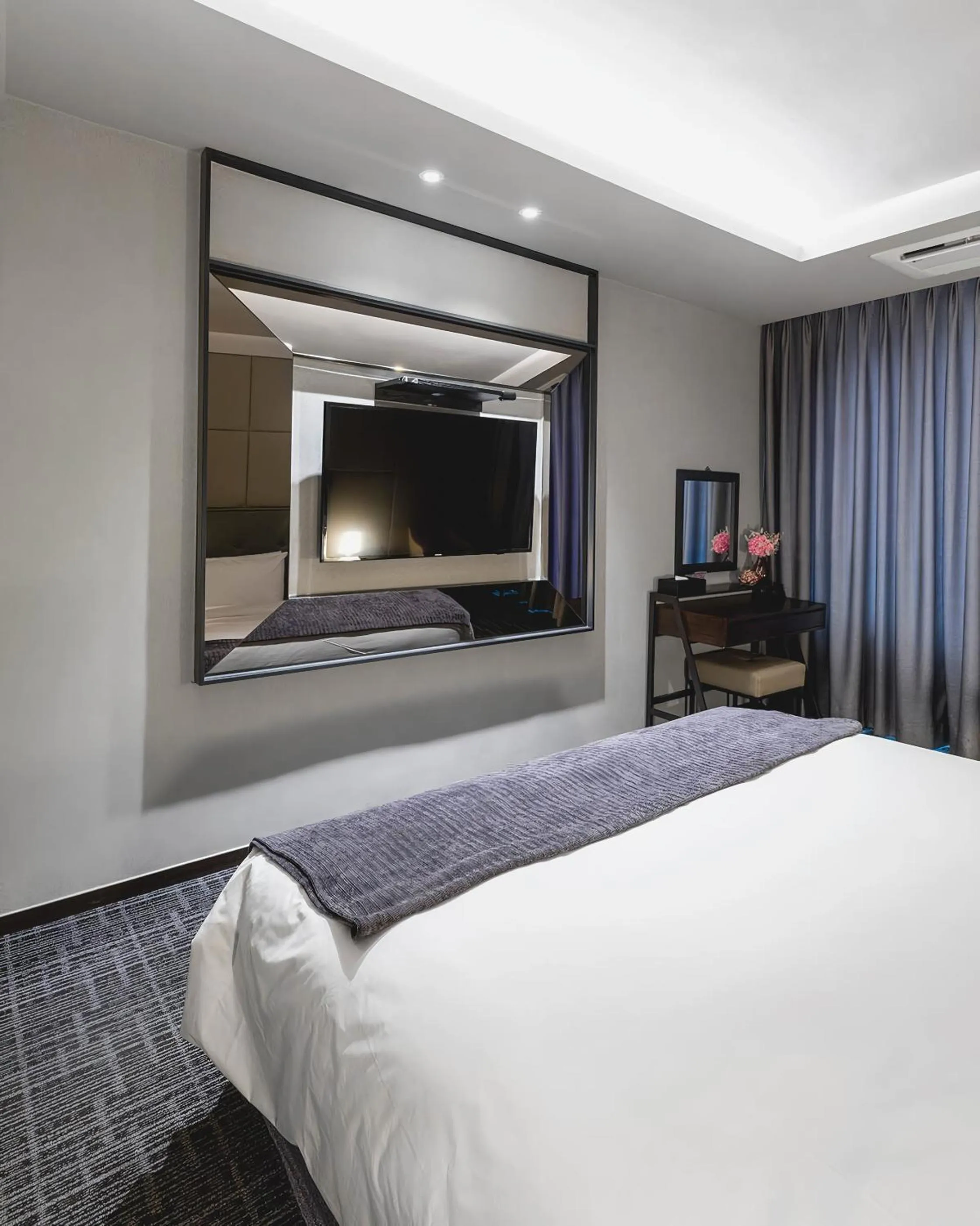 Bed in Golden Tulip Ever Yongin Hotel