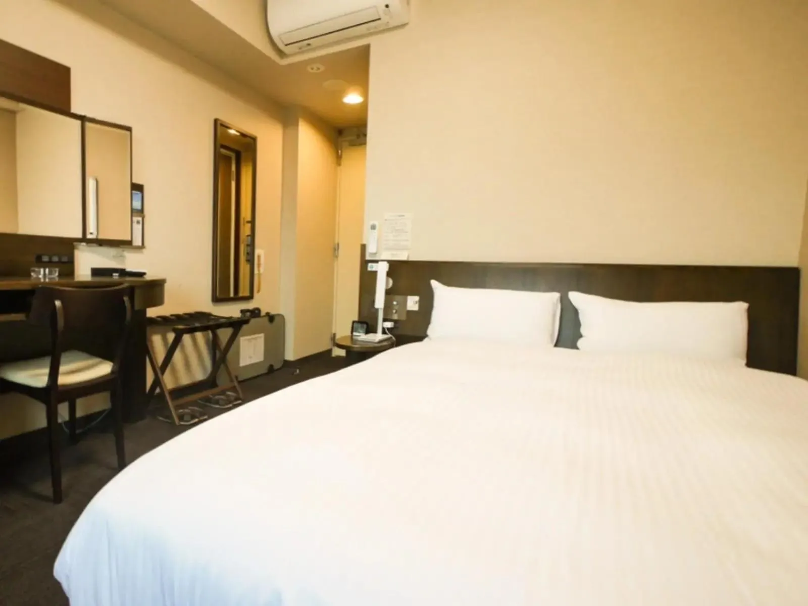 Photo of the whole room, Bed in Hotel Route-Inn Tsuruga Ekimae