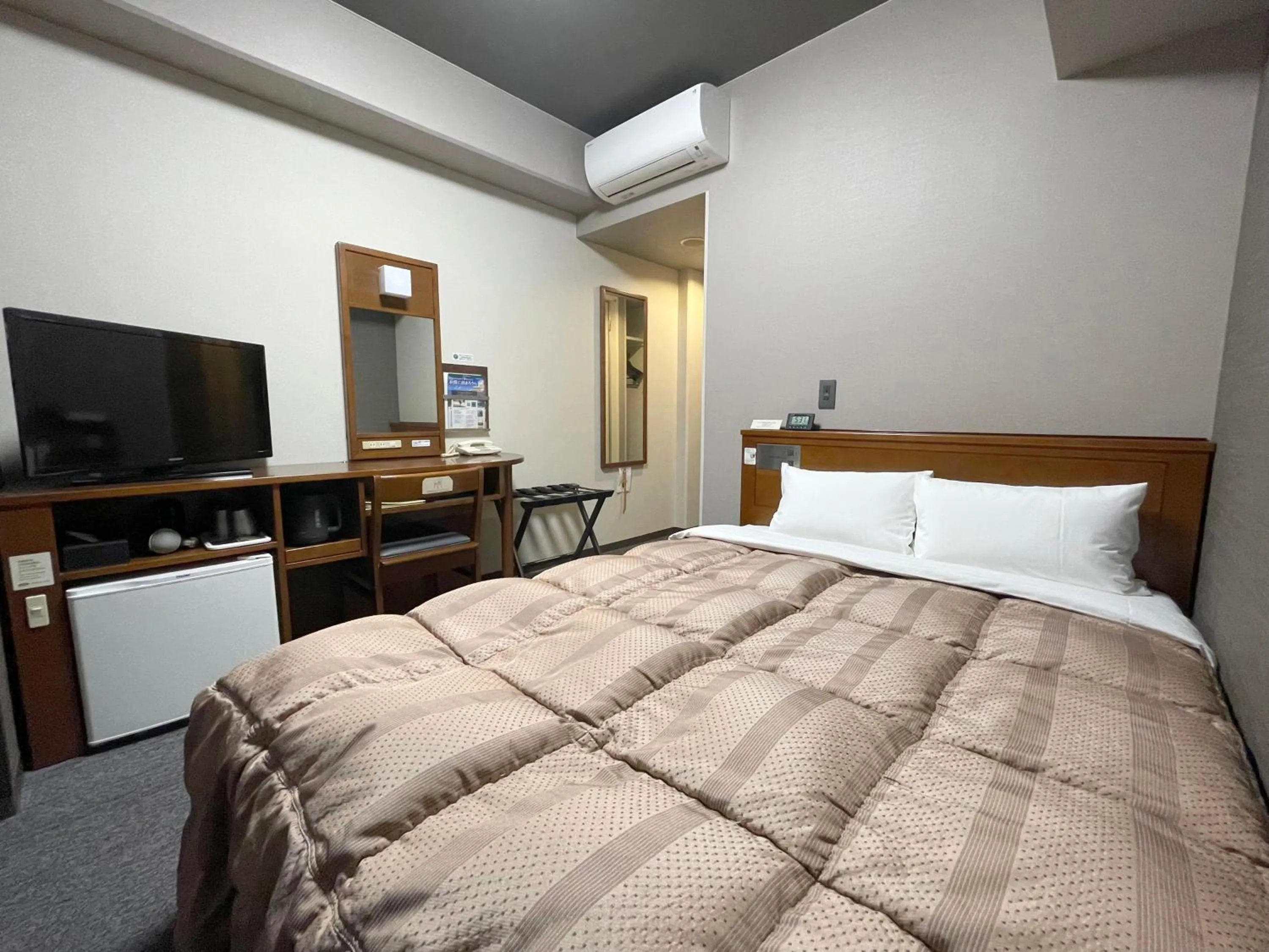 Photo of the whole room, Bed in Hotel Route-Inn Dai-ni Ashikaga