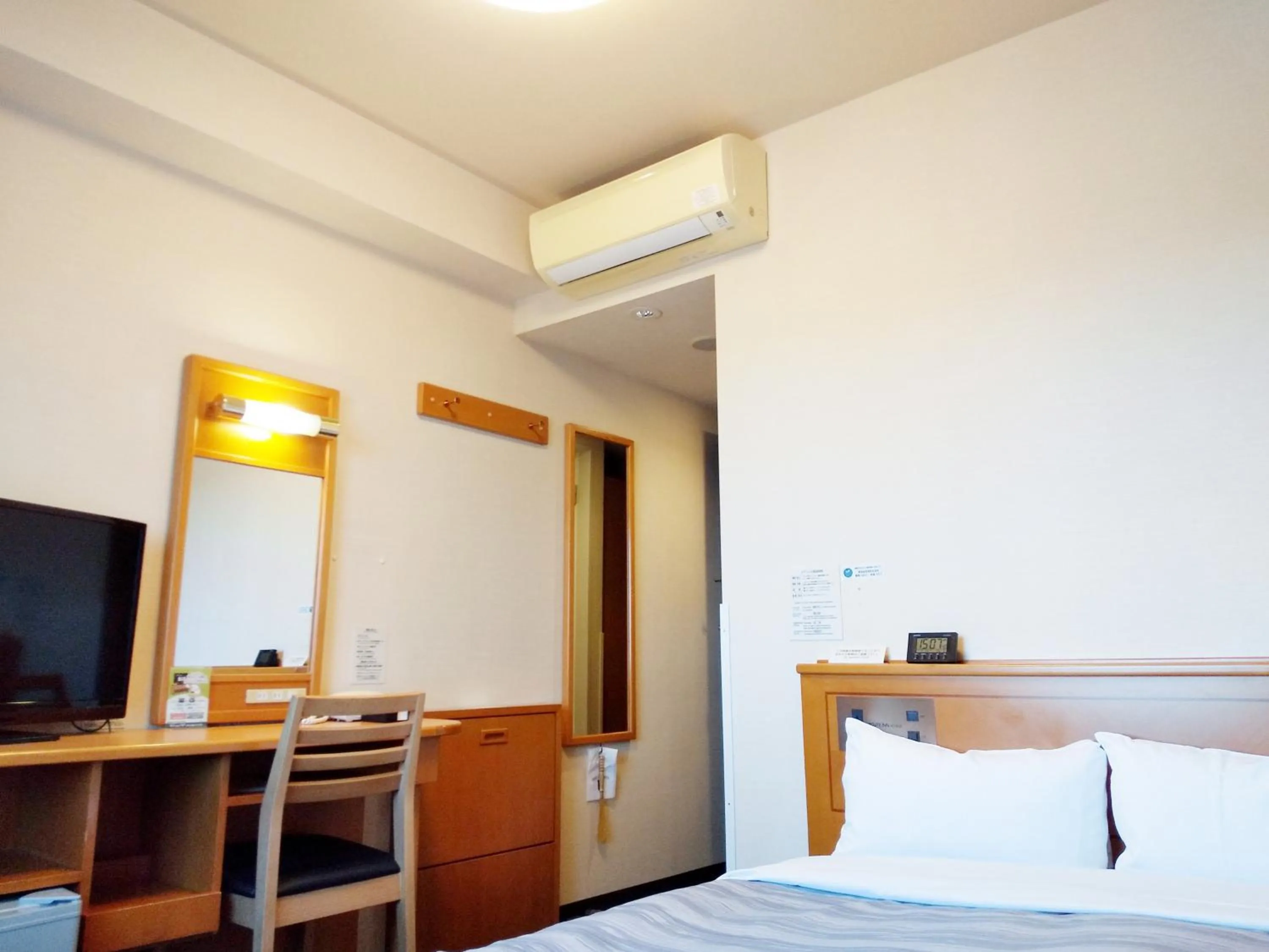 Photo of the whole room, Bed in Hotel Route-Inn Hamamatsu Nishi Inter