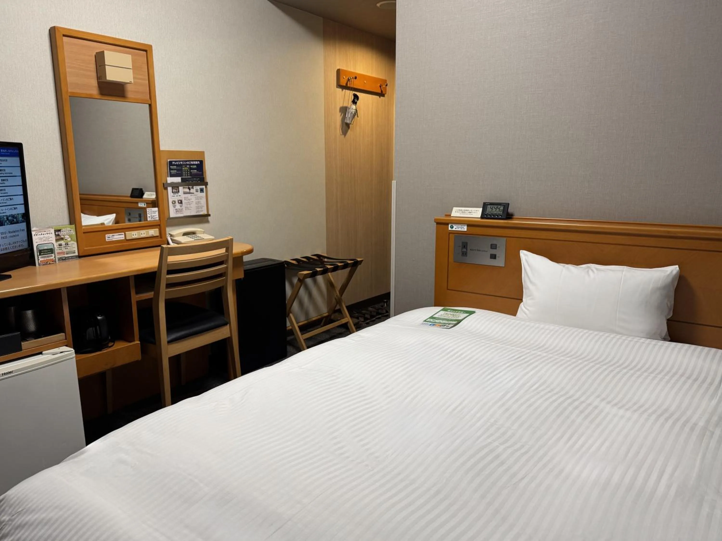 Photo of the whole room, Bed in Hotel Route-Inn Hamamatsu Nishi Inter