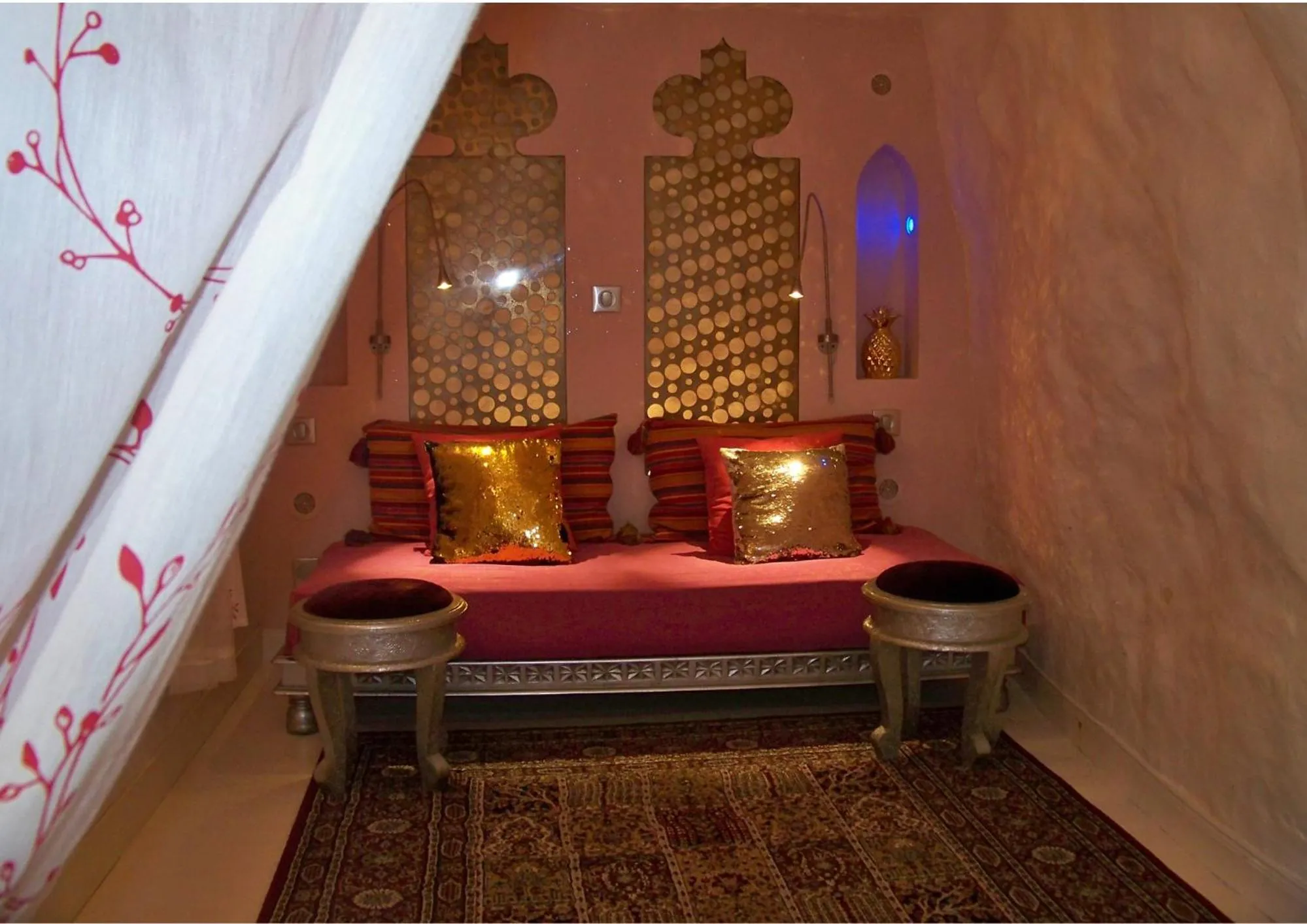 Bed in Logis Hôtels Troglododo