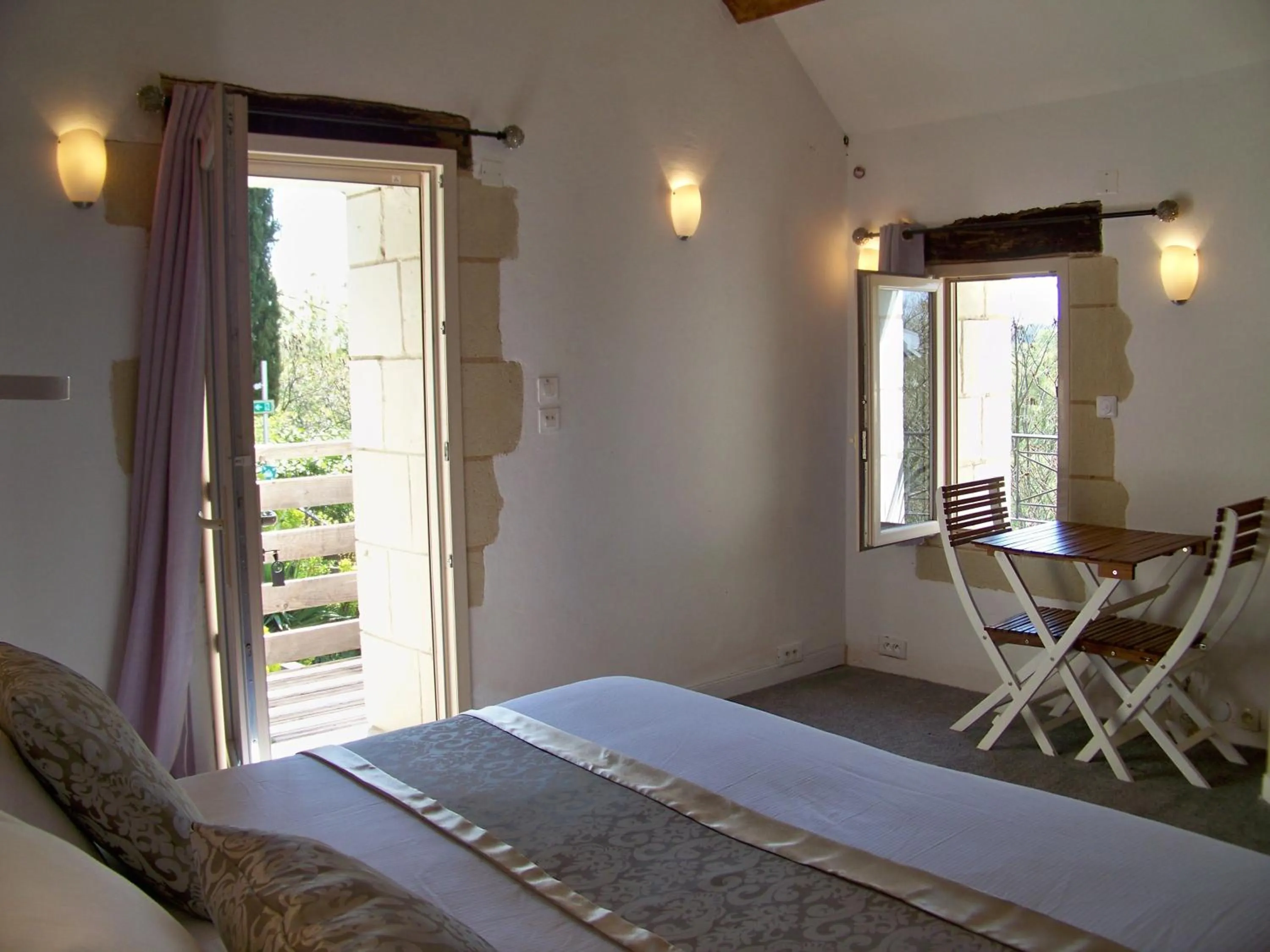 Bed in Logis Hôtels Troglododo