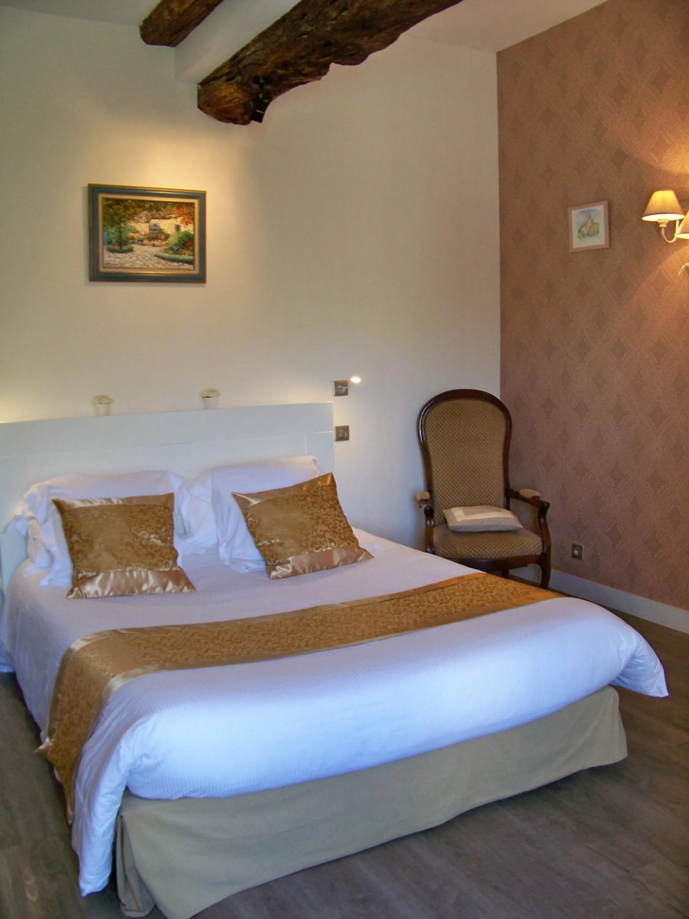 Bed in Logis Hôtels Troglododo