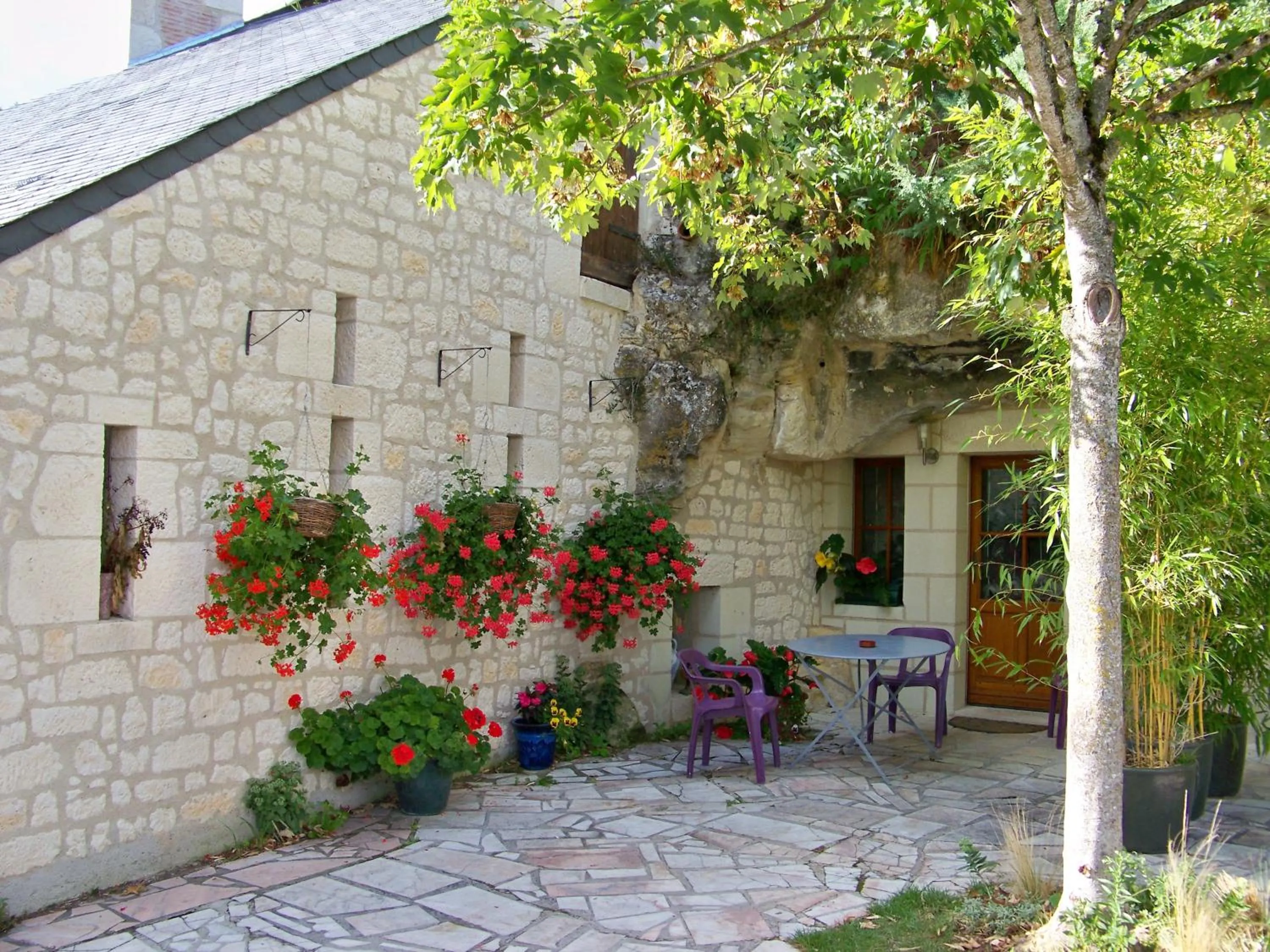Patio in Logis Hôtels Troglododo