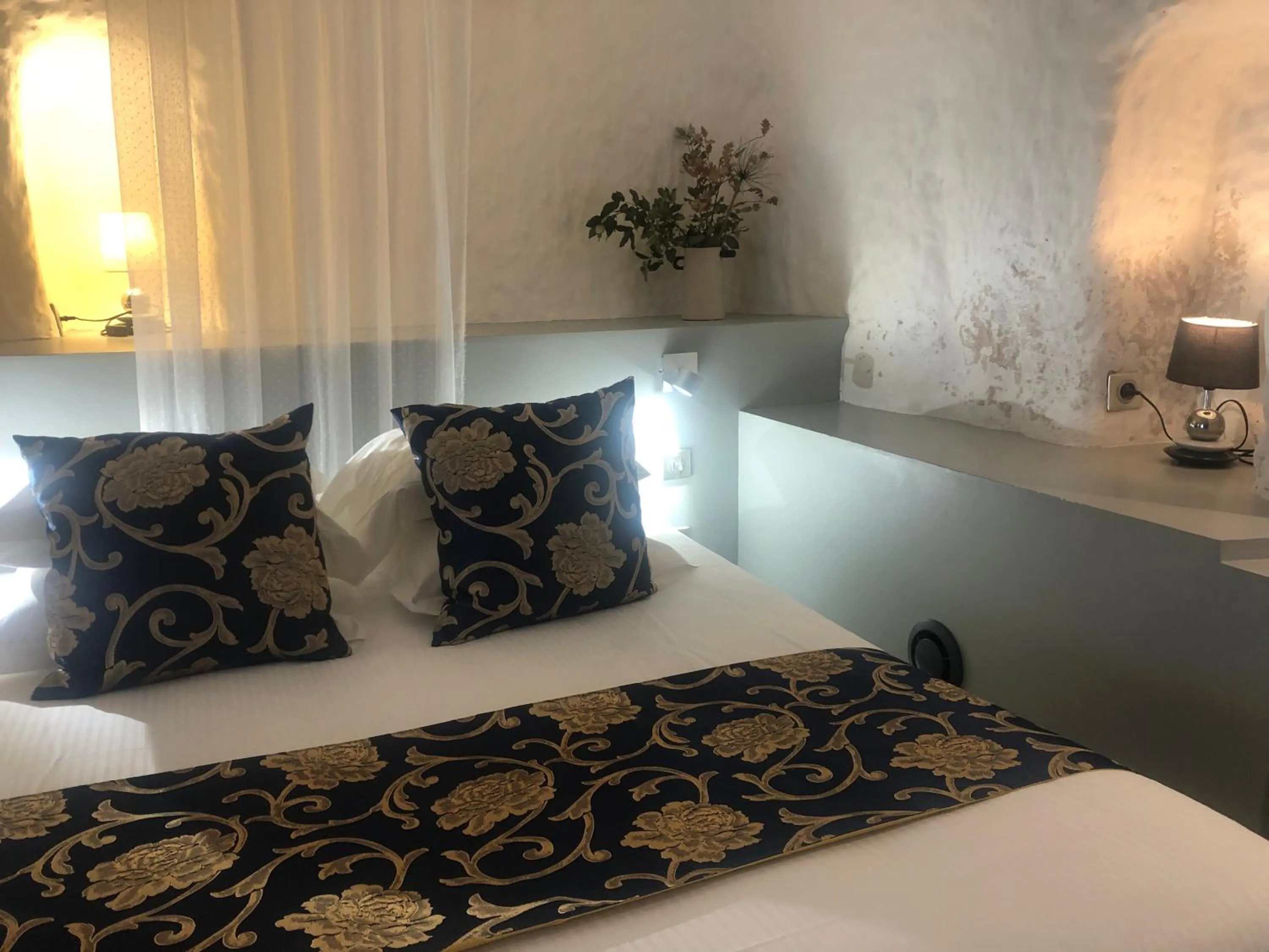 Bed in Logis Hôtels Troglododo