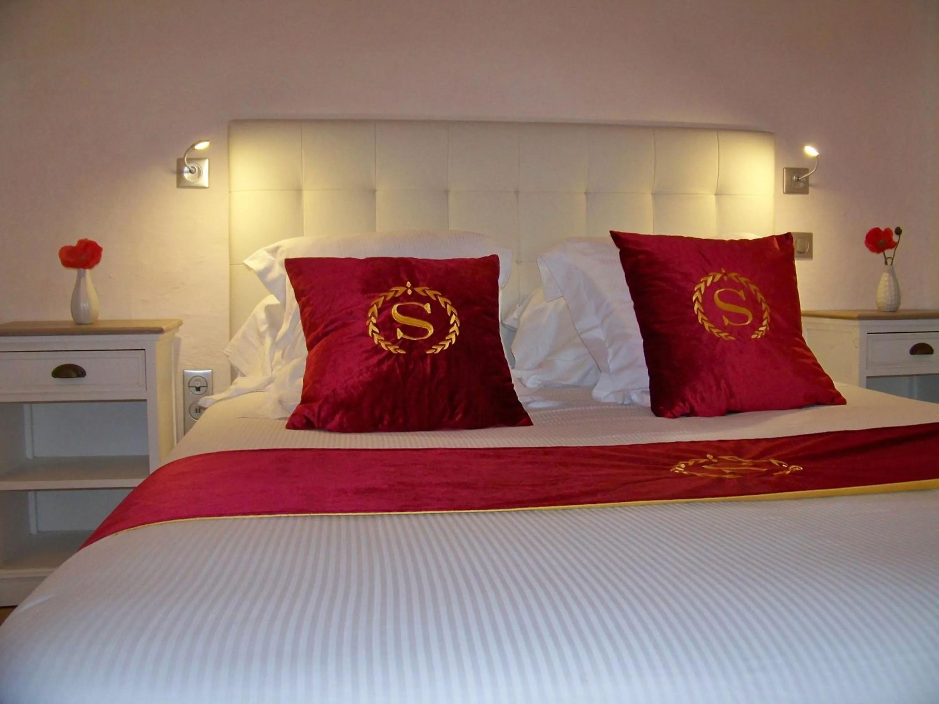 Bed in Logis Hôtels Troglododo