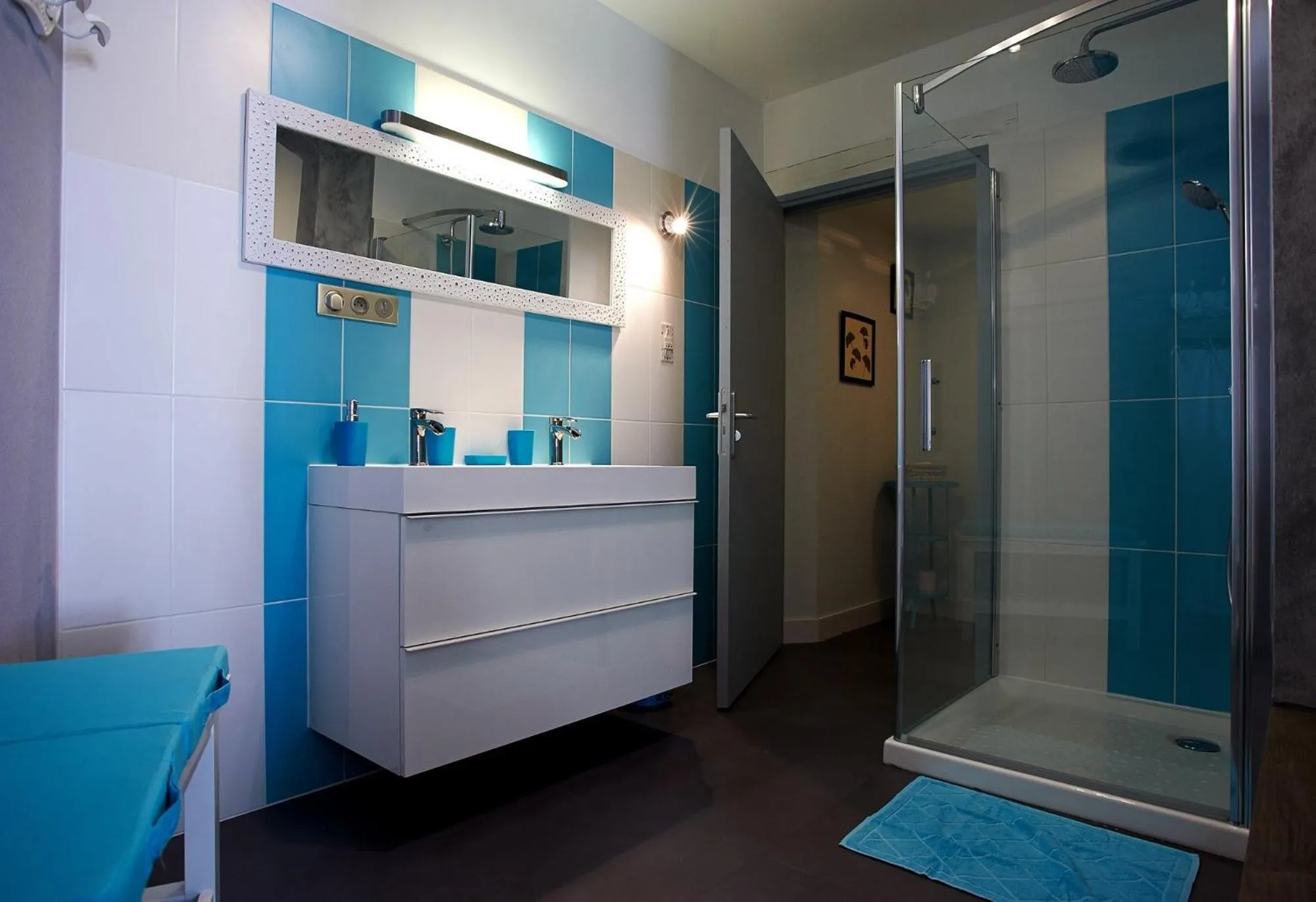 Bathroom in Logis Hôtels Troglododo