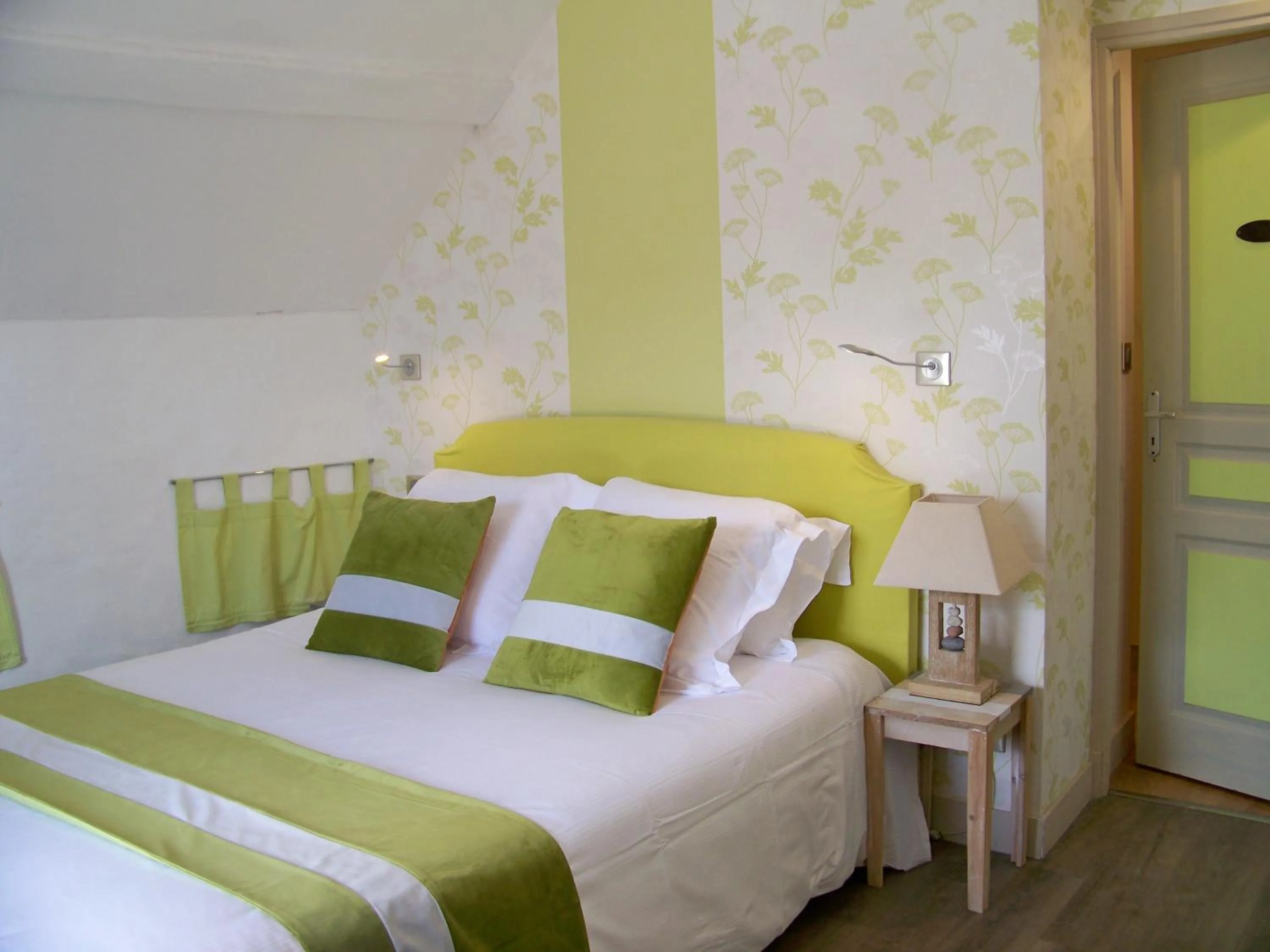 Bed in Logis Hôtels Troglododo