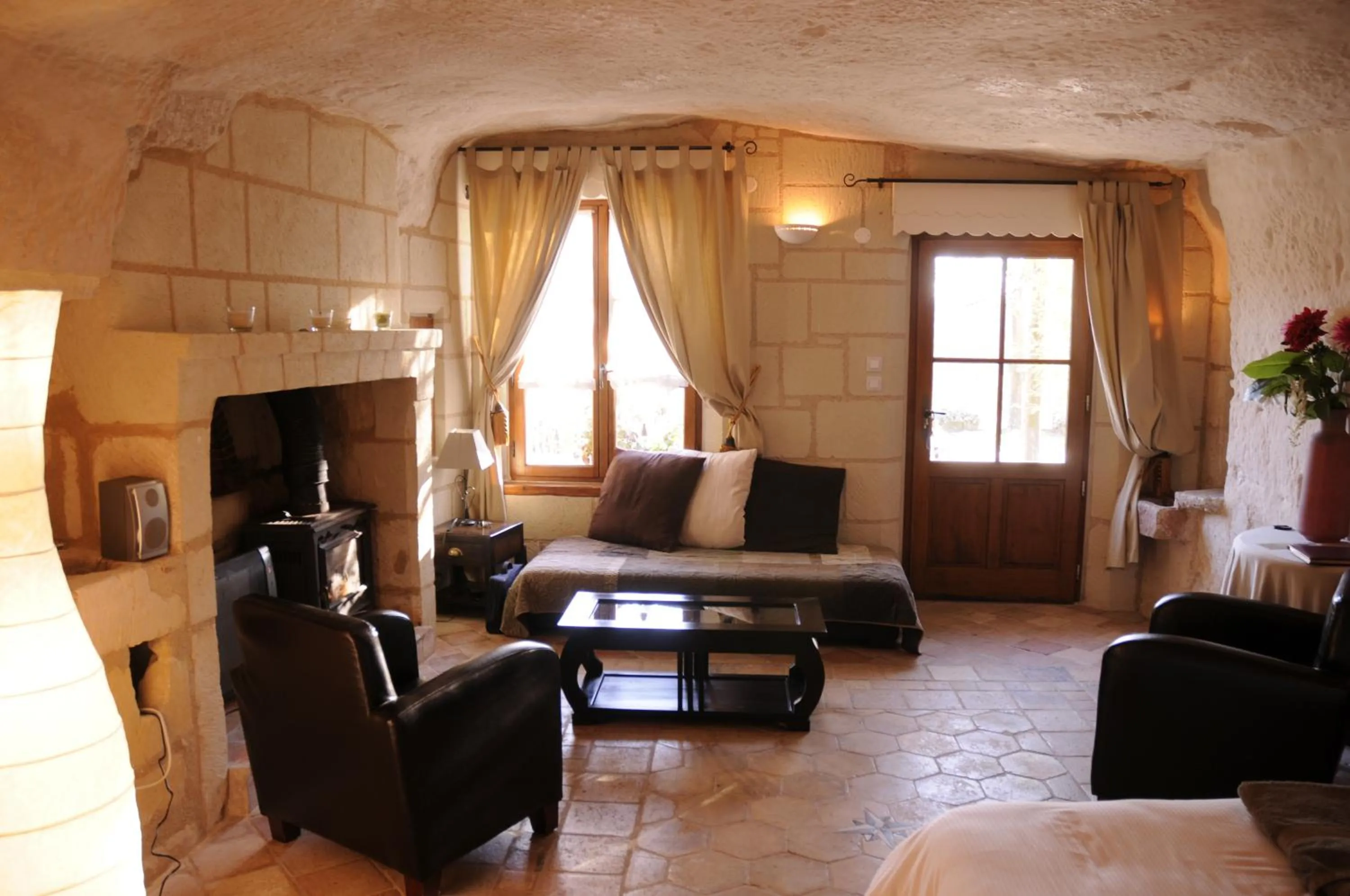 Communal lounge/ TV room in Logis Hôtels Troglododo