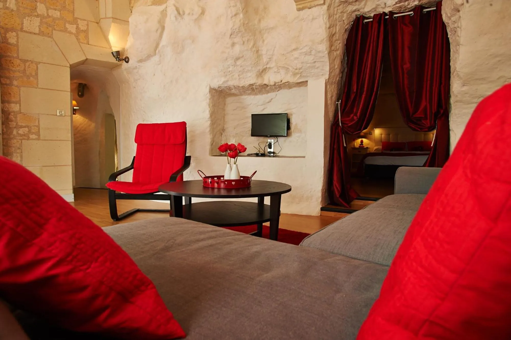 Communal lounge/ TV room in Logis Hôtels Troglododo