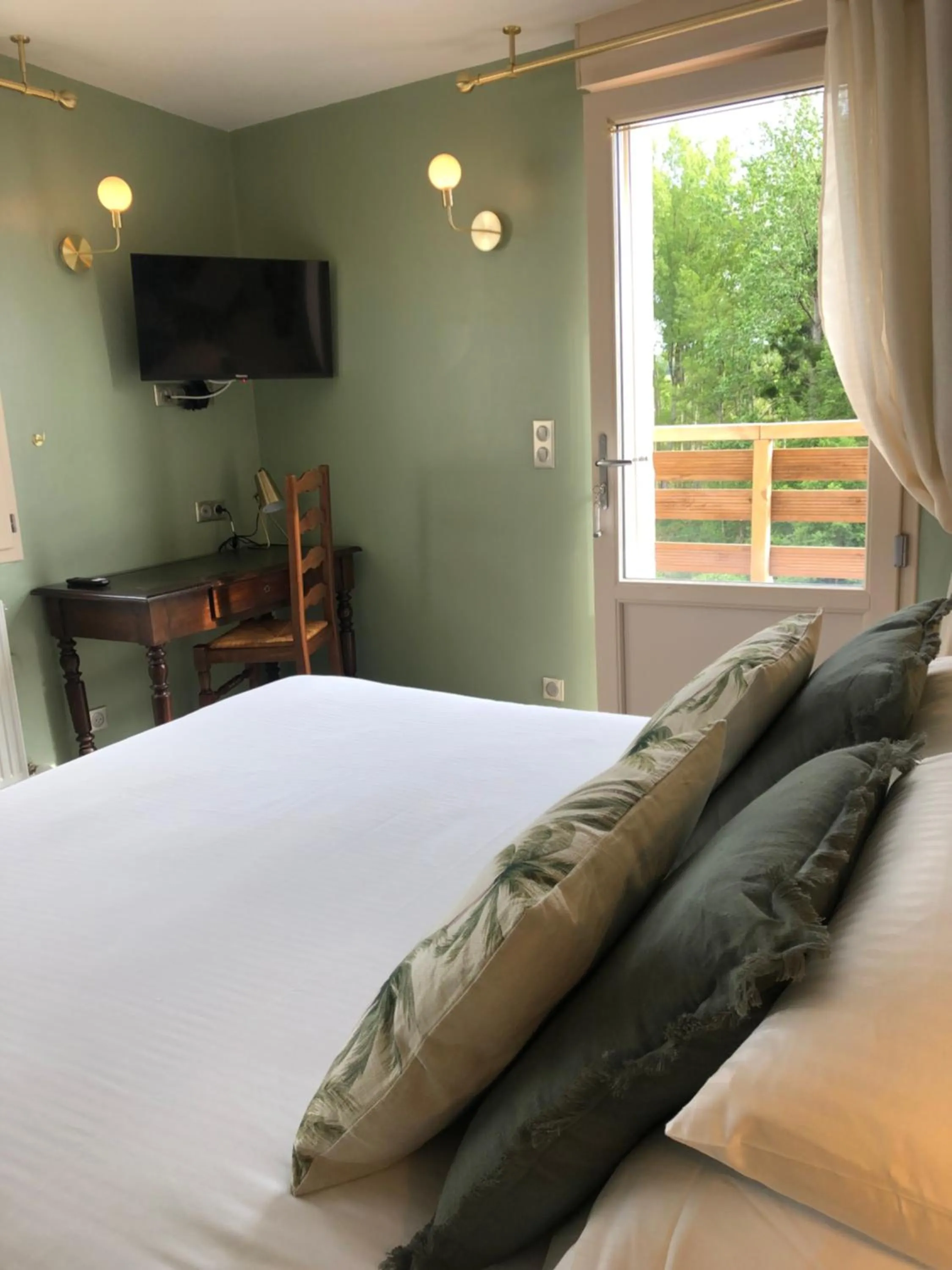 Bed in Logis Hôtels Troglododo