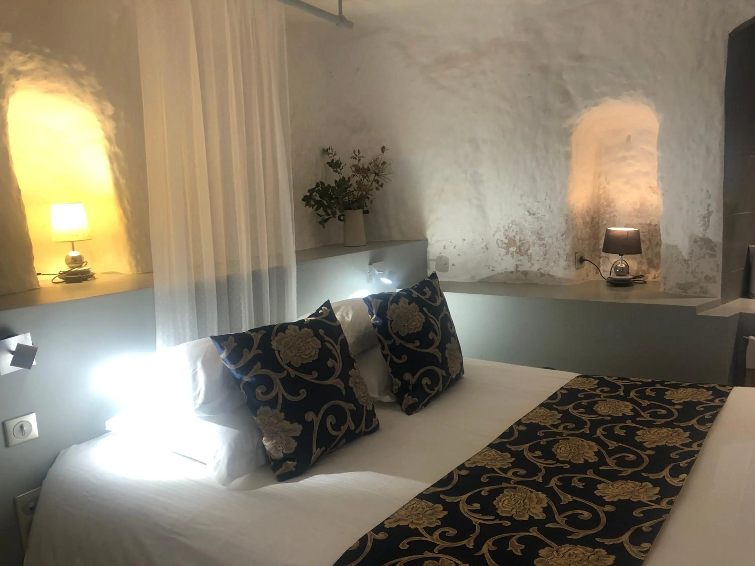 Bed in Logis Hôtels Troglododo