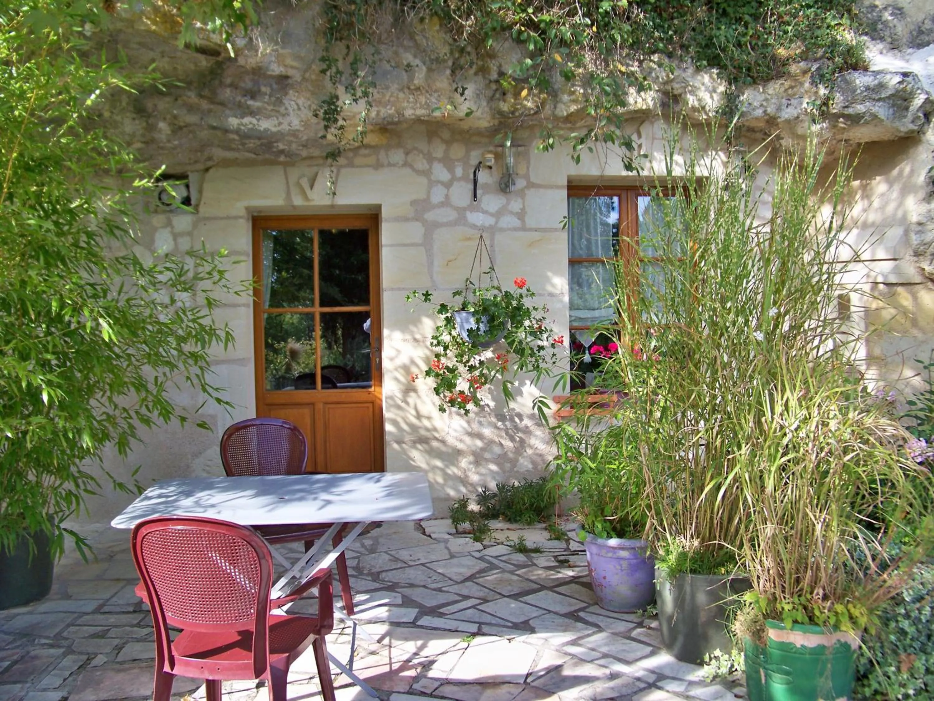 Patio in Logis Hôtels Troglododo