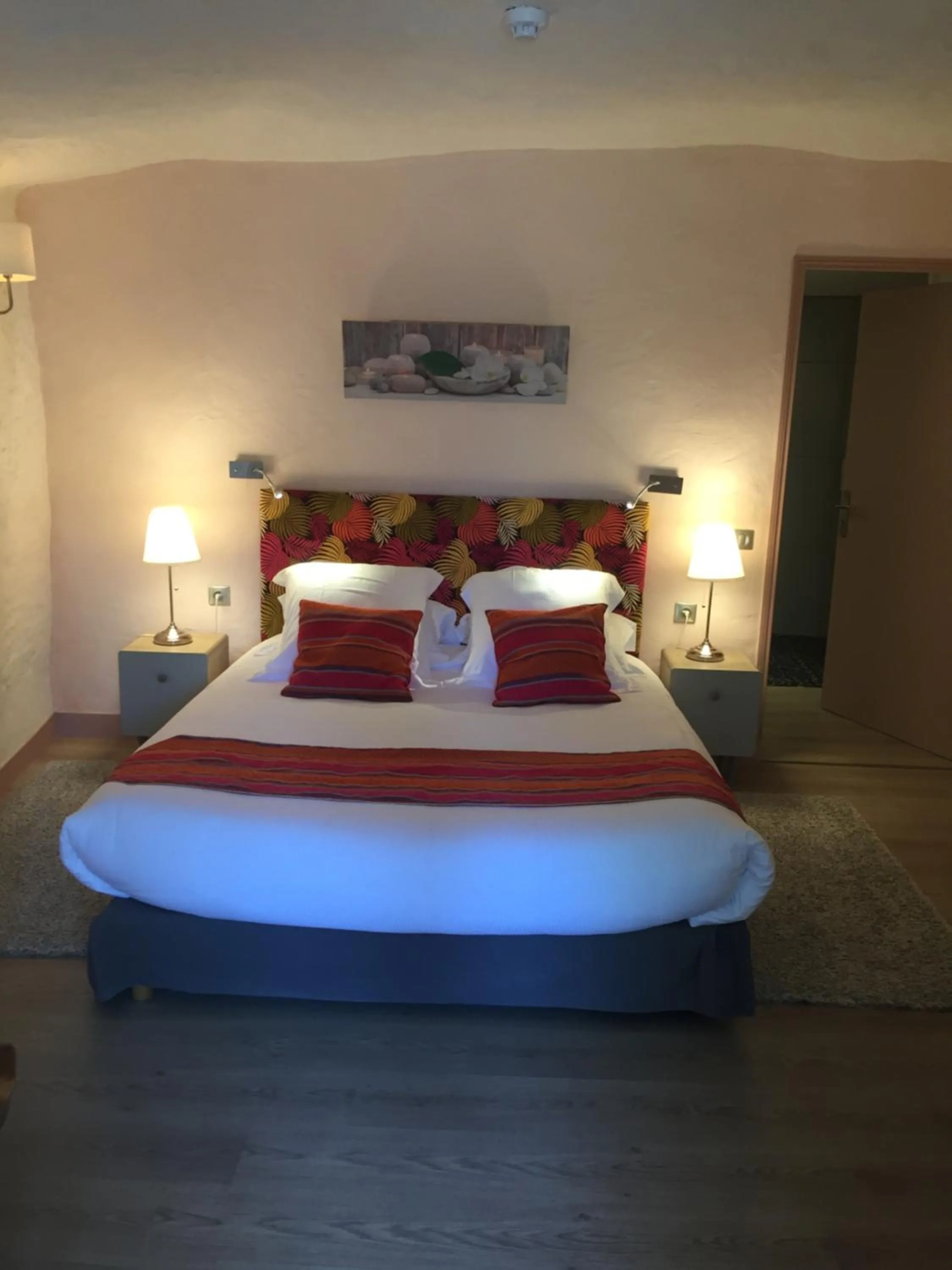 Bed in Logis Hôtels Troglododo