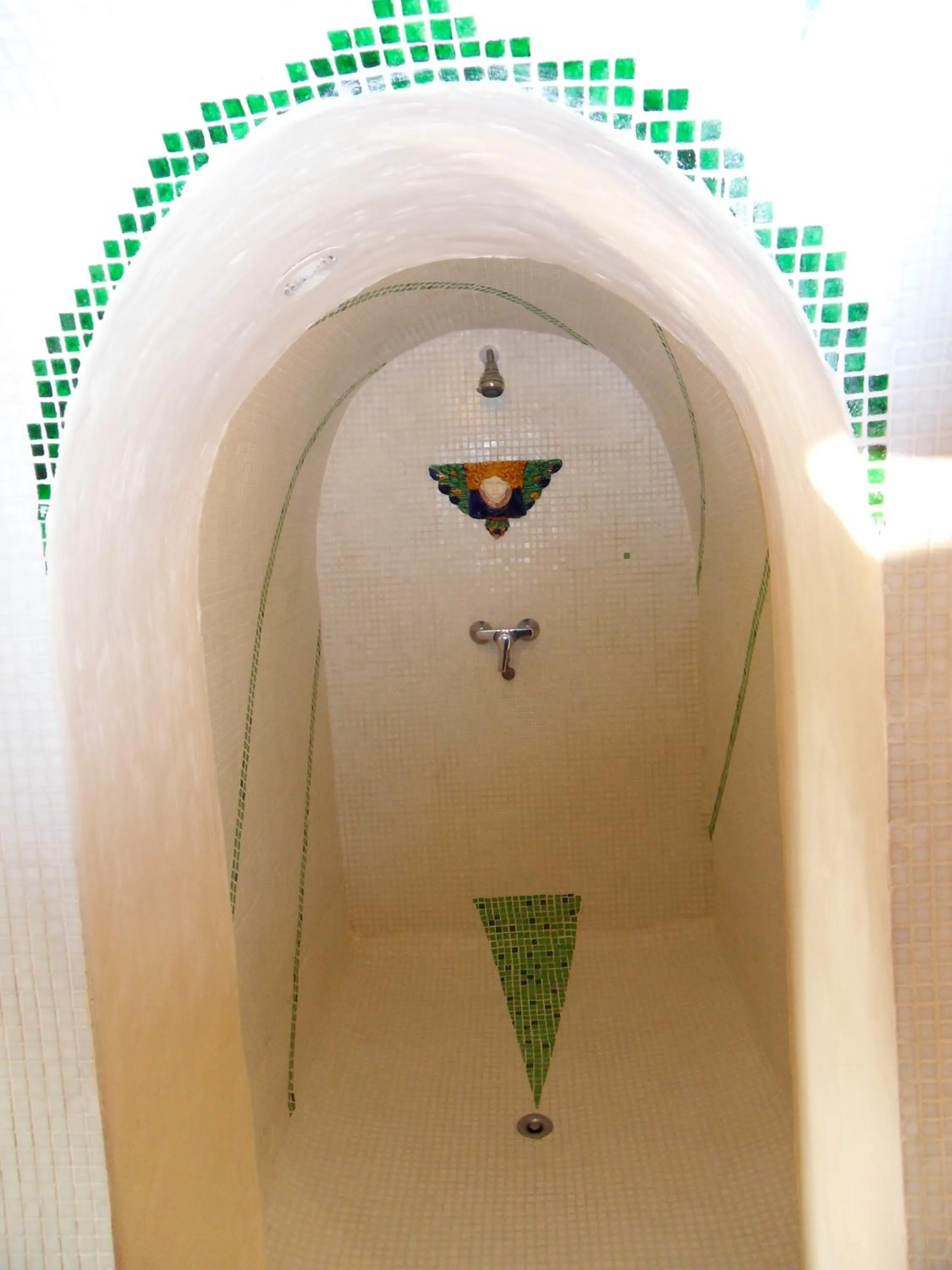 Shower in Logis Hôtels Troglododo