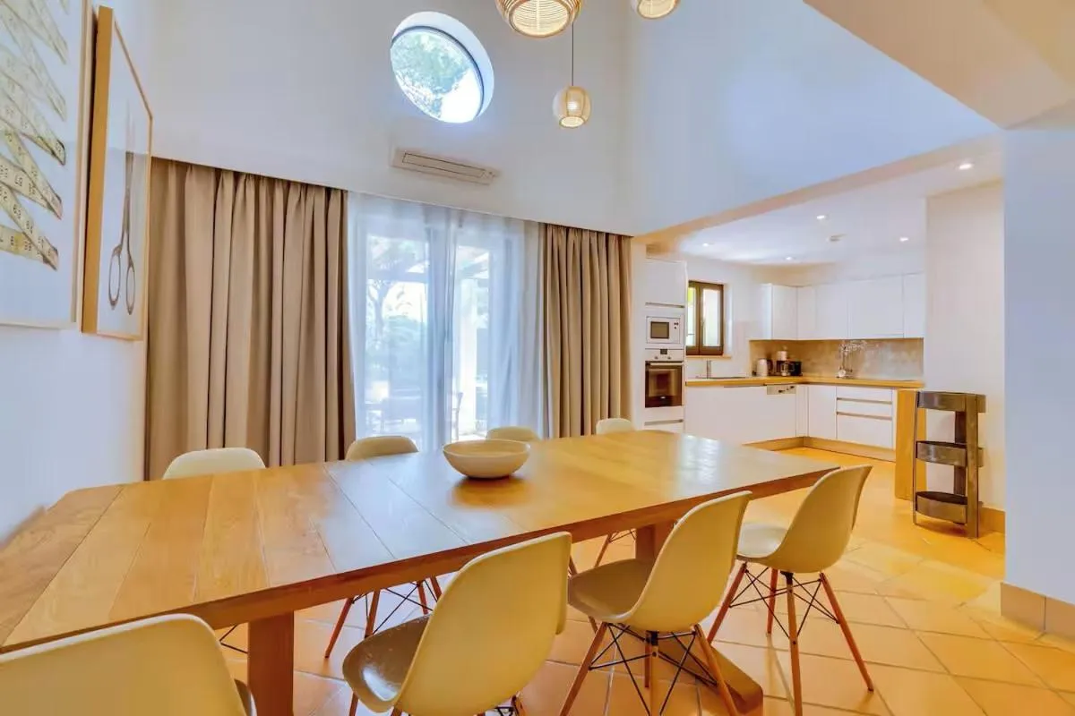 Dining area in Pine Cliffs Village