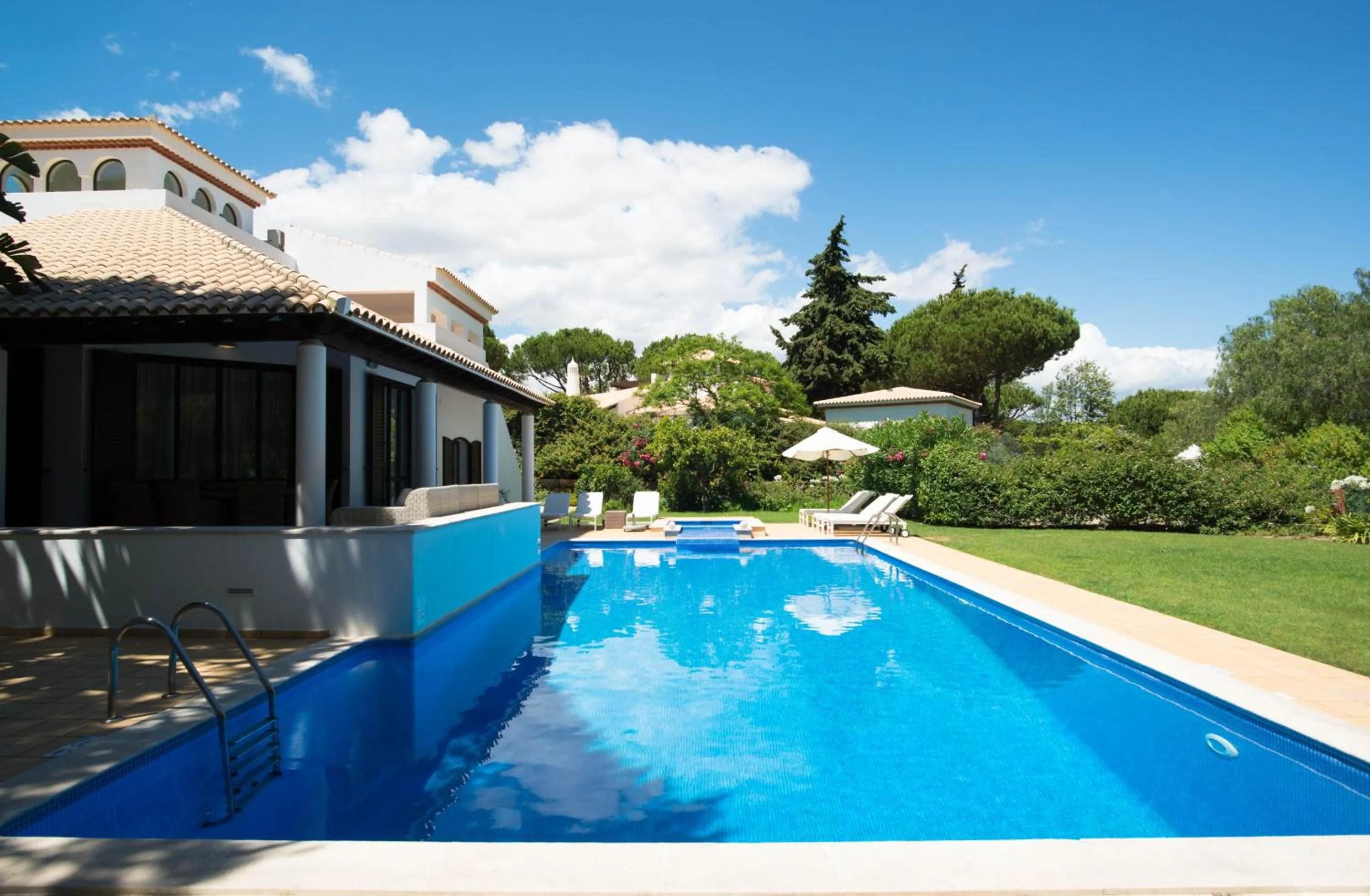 Swimming pool in Pine Cliffs Village