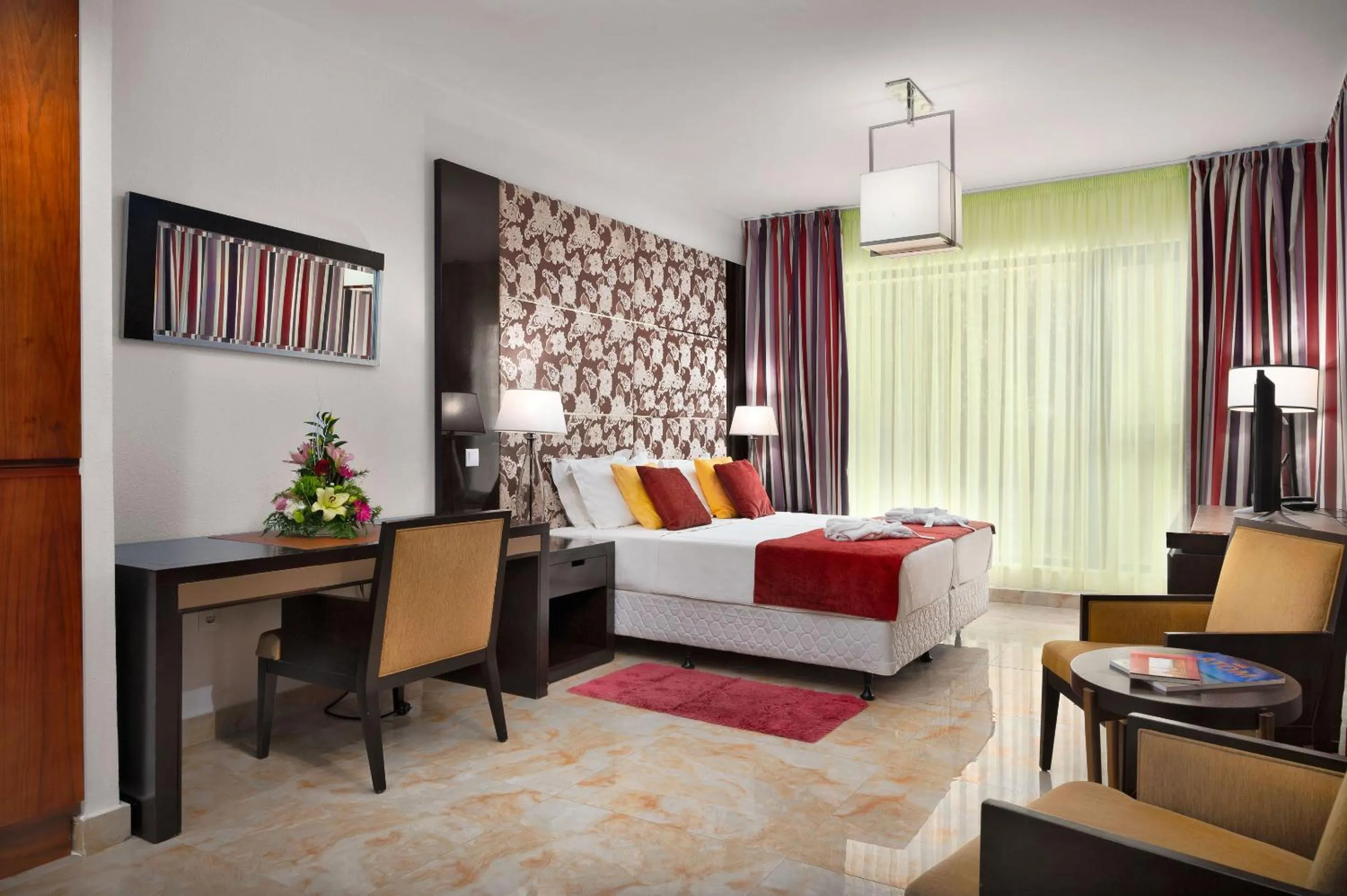 Seating area, Bed in Grand Muthu Forte Da Oura