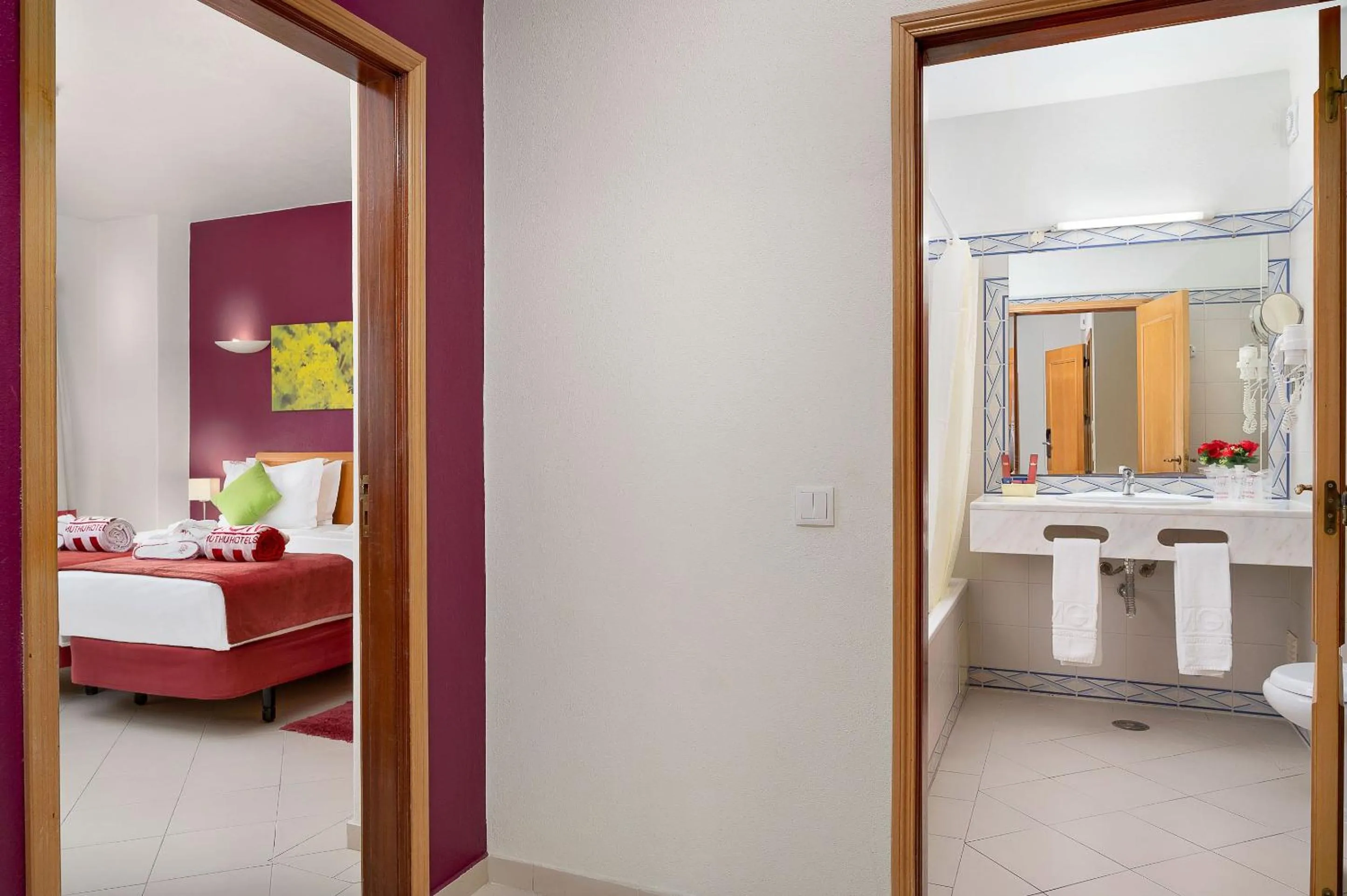 Bathroom, Bed in Grand Muthu Forte Da Oura