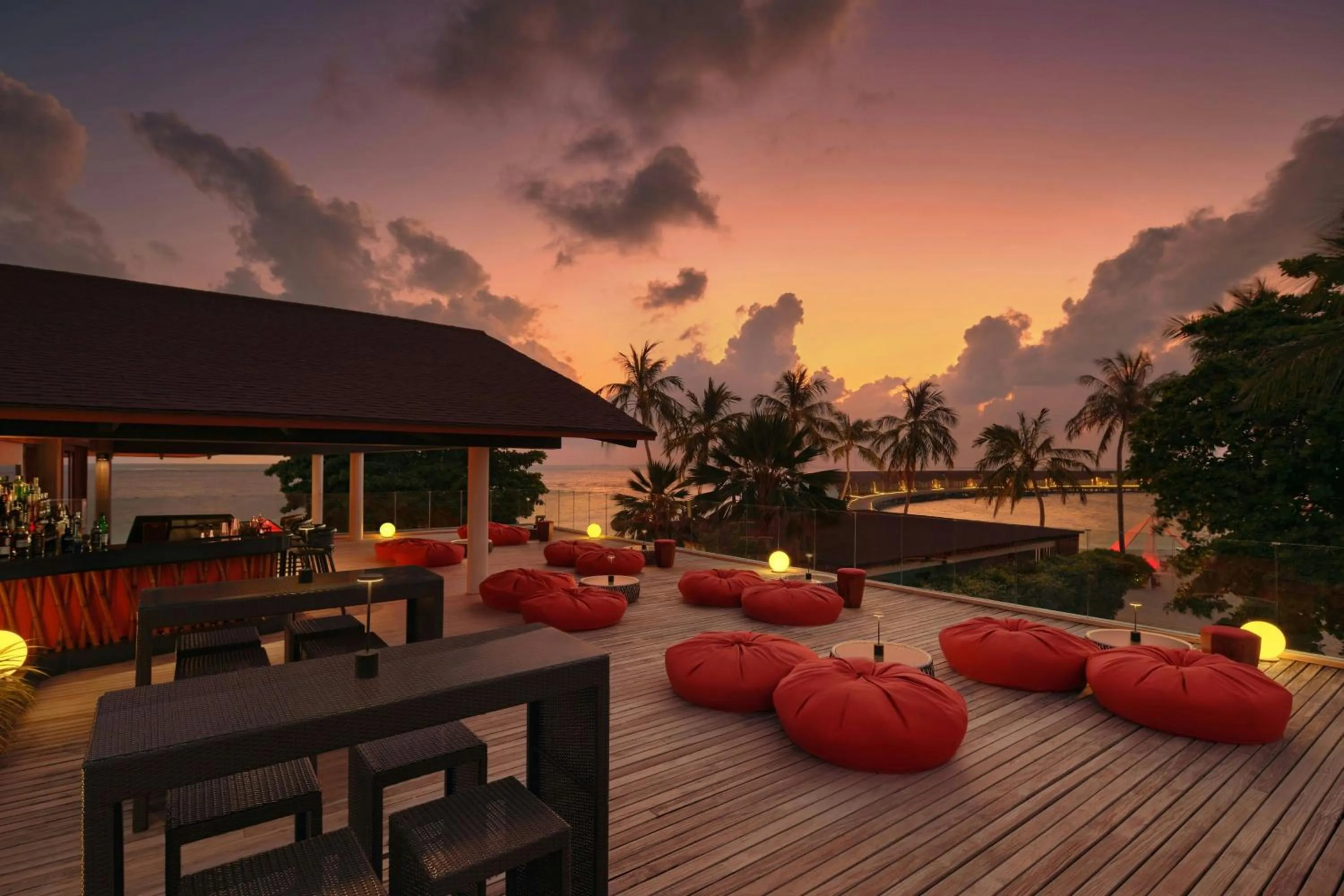 Lounge or bar in The Westin Maldives Miriandhoo Resort