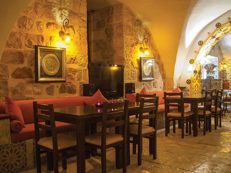 Restaurant/places to eat in Gloria Hotel