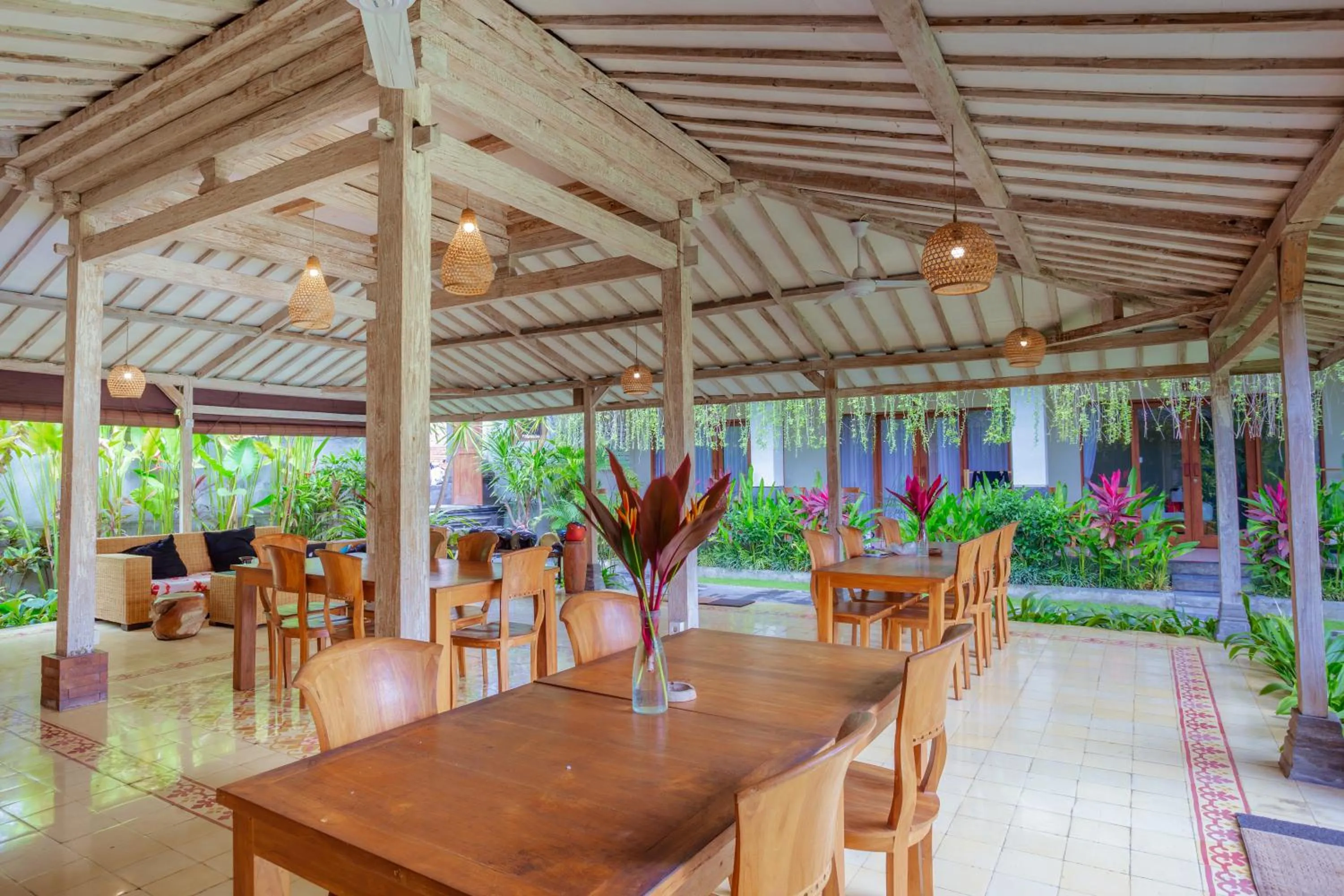 Restaurant/places to eat in Puri Canggu Rooms 2